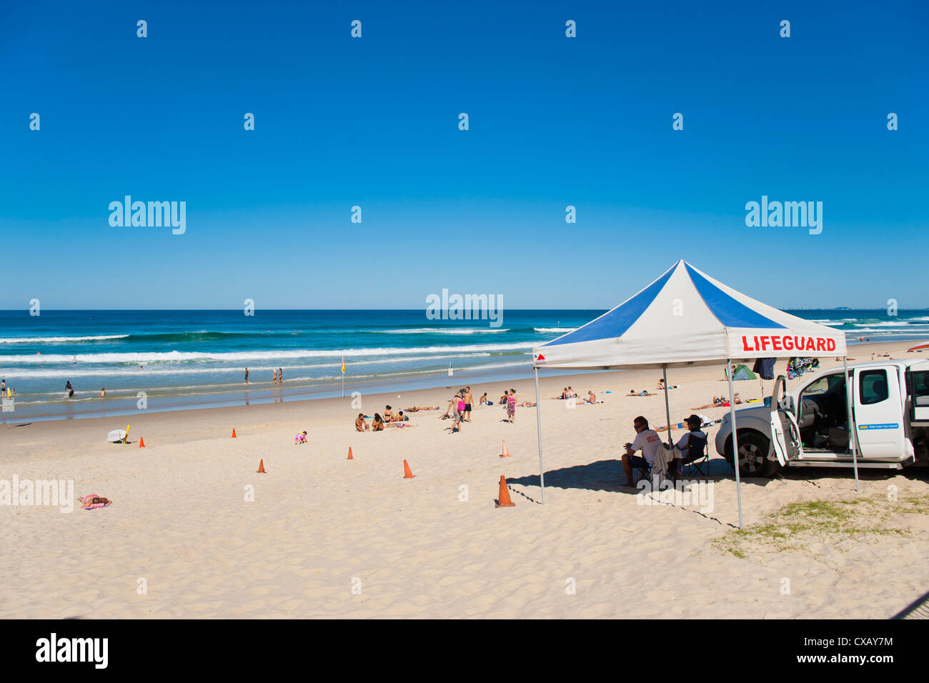 La plage de Surfers Paradise et de sauveteurs à Surfers Paradise, Gold Coast, Queensland, Australie, Pacifique Banque D'Images