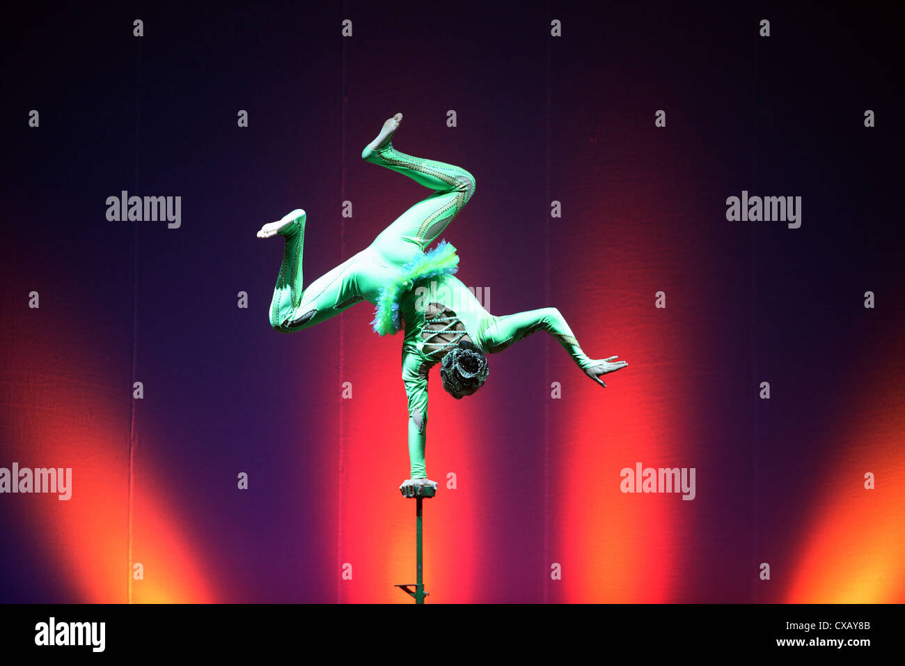 Artiste de Shanghai montre un handstand Banque D'Images