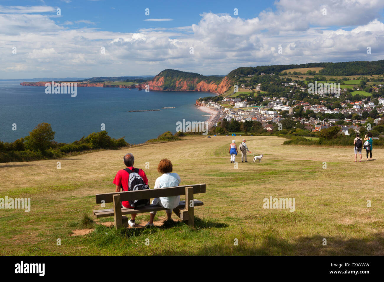 Vue depuis la colline de Salcombe ville et falaises rouges, Greenbottom, Devon, Angleterre, Royaume-Uni, Europe Banque D'Images