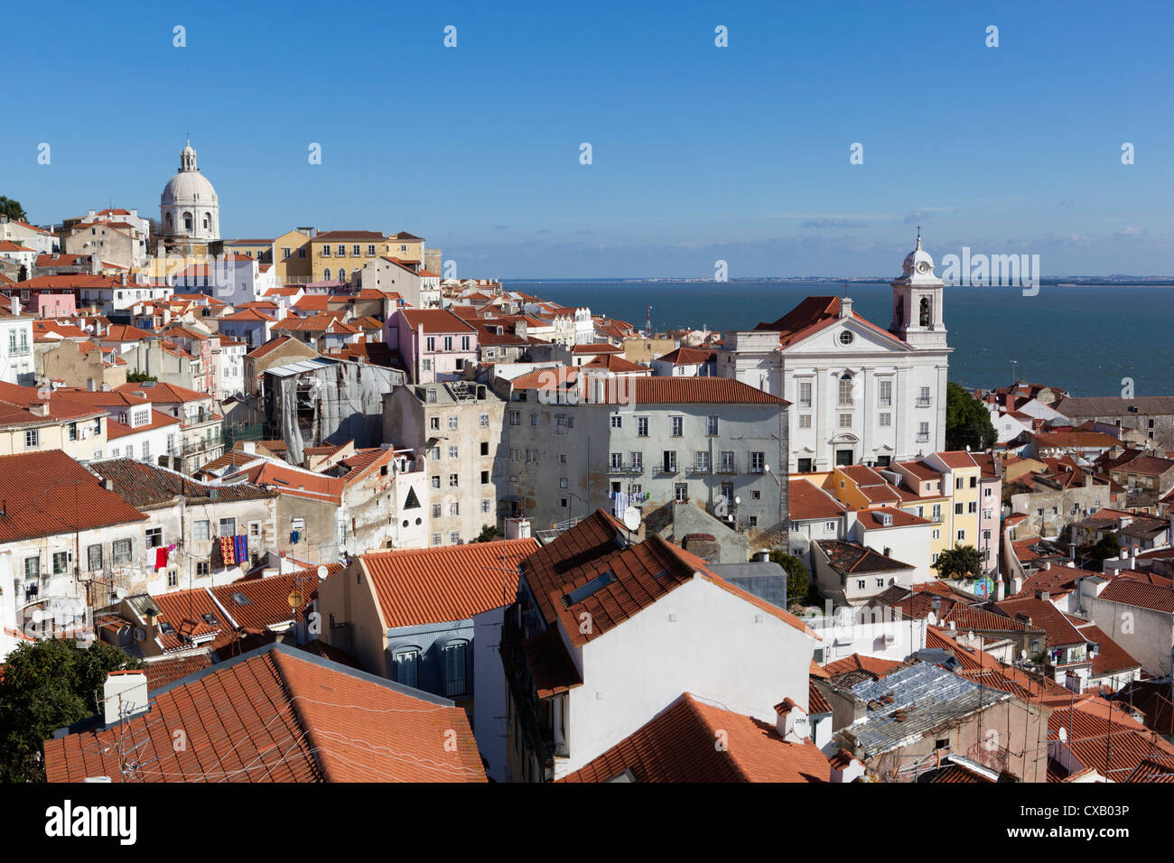 Vue sur Alfama du Miradouro das Portas do Sol, Alfama, Lisbonne, Portugal, Europe Banque D'Images