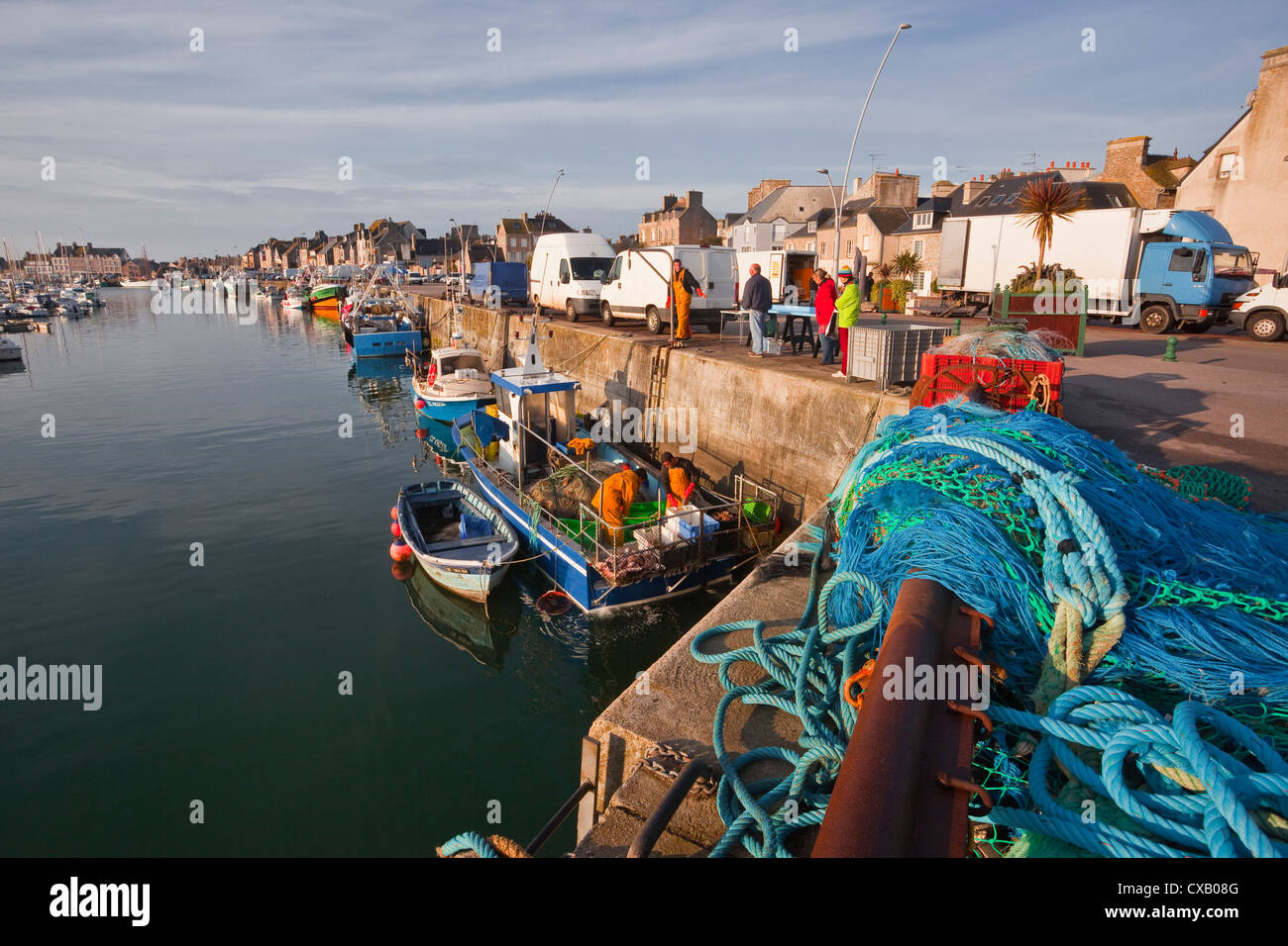 Bateaux de pêche port st vaast Banque de photographies et d’images à ...