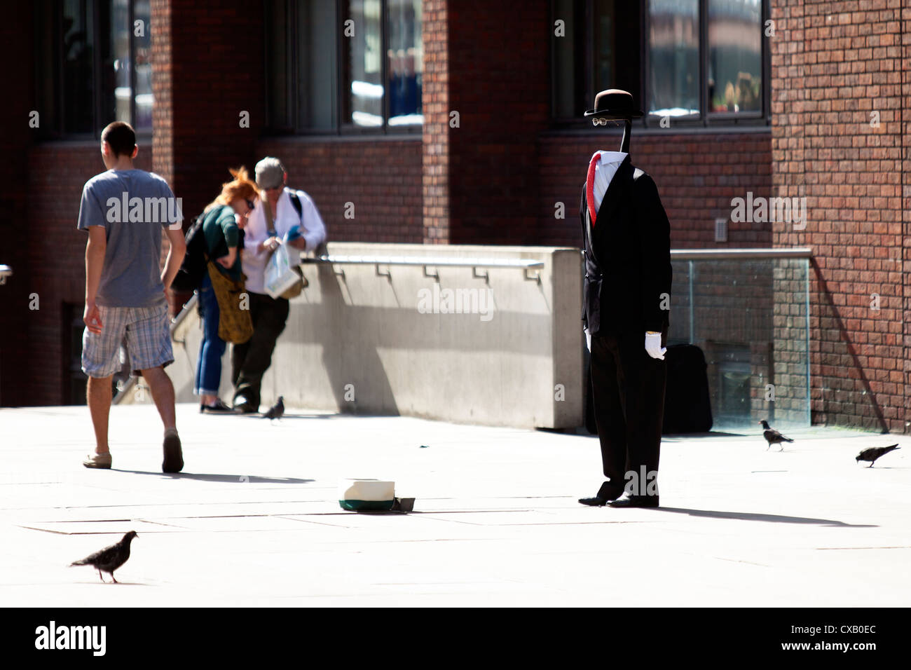 Statue vivante imitant 'le fils de l'homme" par le peintre surréaliste belge René Magritte, Londres, Royaume-Uni. Banque D'Images