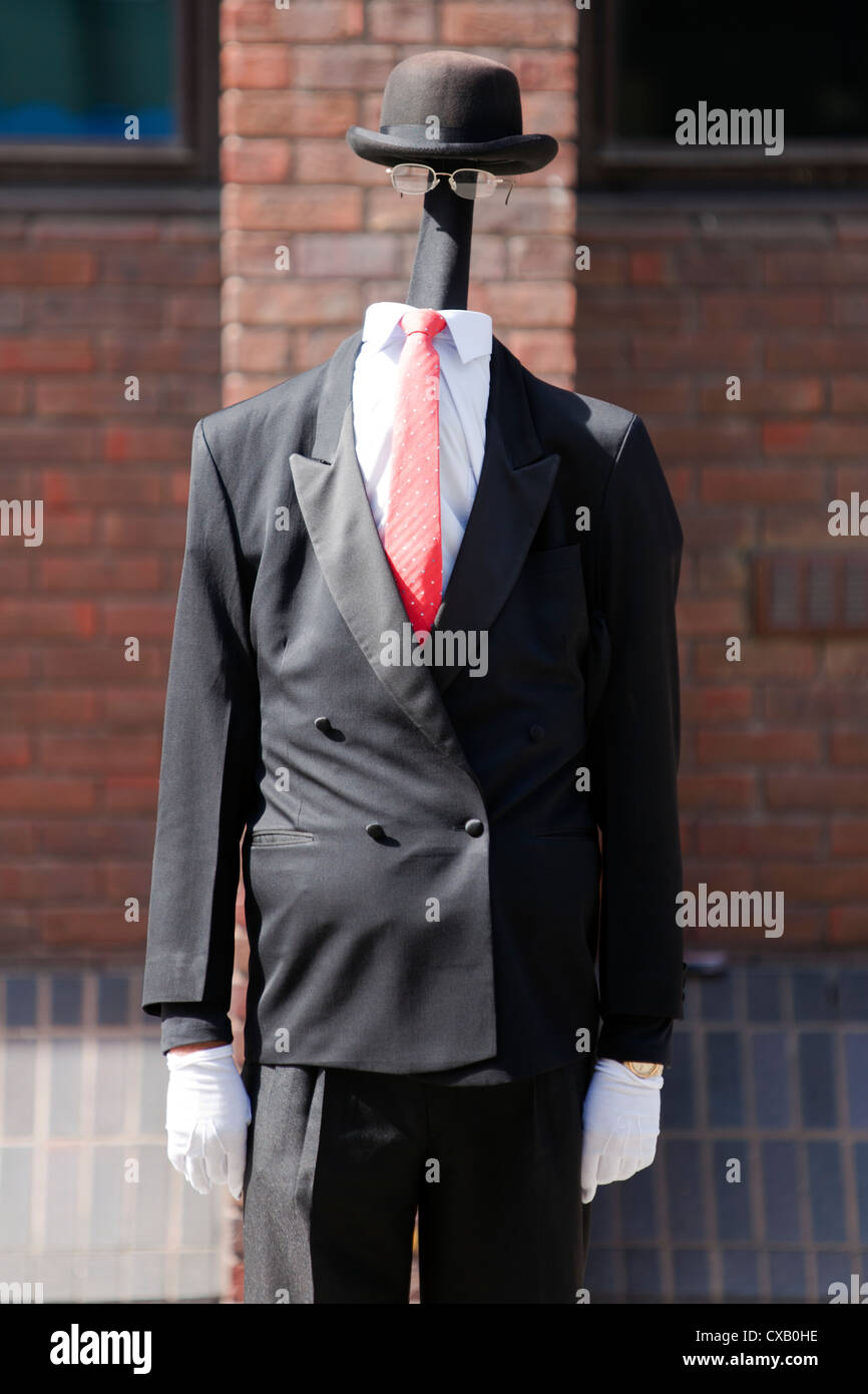 Statue vivante imitant 'le fils de l'homme" par le peintre surréaliste belge René Magritte, Londres, Royaume-Uni. Banque D'Images