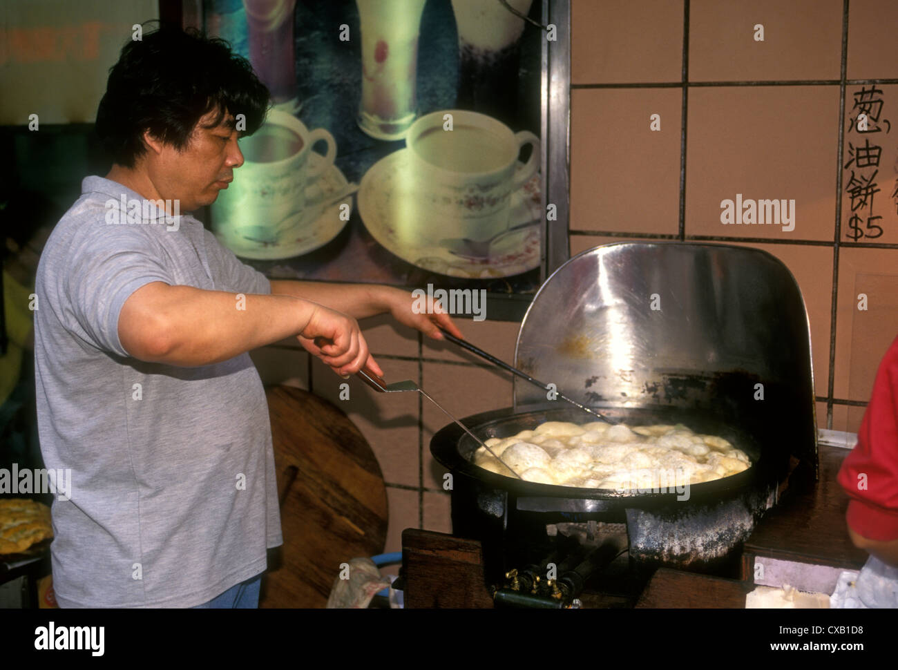 1, 1, Chinese man, vendeur de rue, la cuisson, le pain farci, Hong Lok Street, Mong Kok, Kowloon, Hong Kong, Chine, Asie Banque D'Images