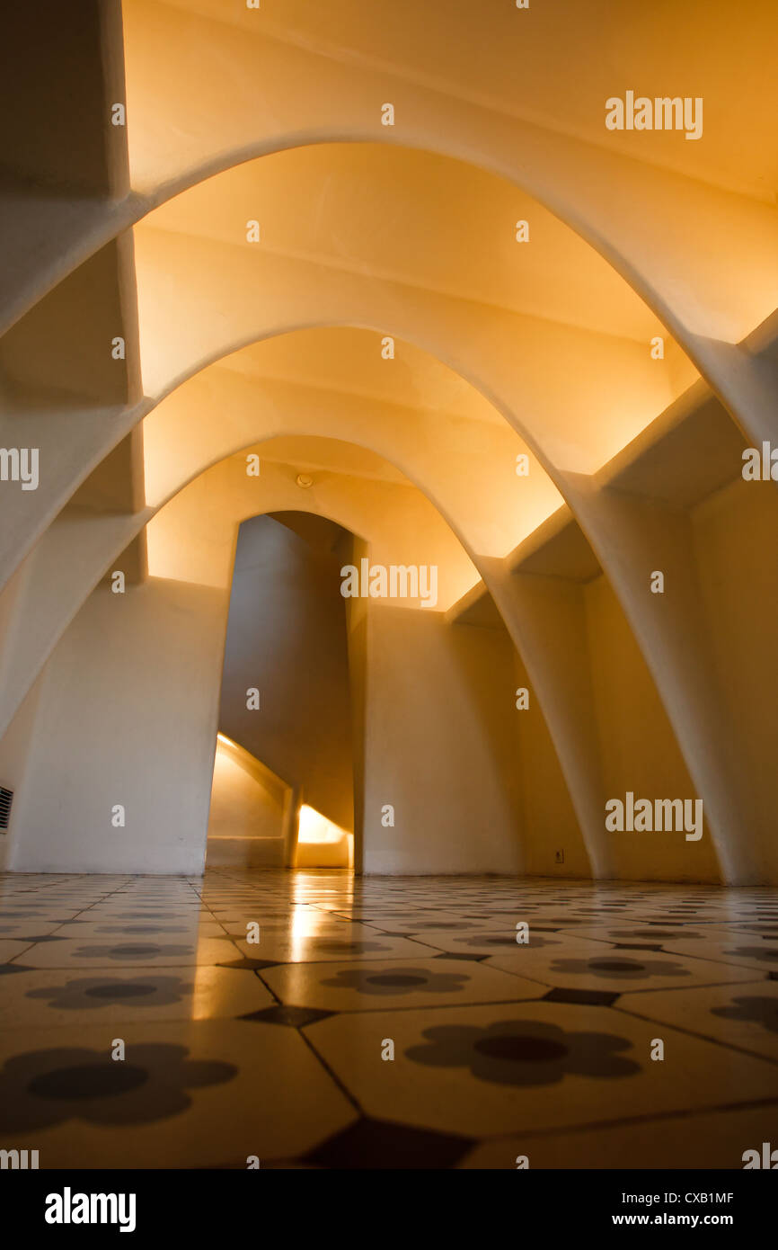 Plafond voûté éclairé des chambres mansardées au-dessus d'un sol carrelé en mosaïque Banque D'Images