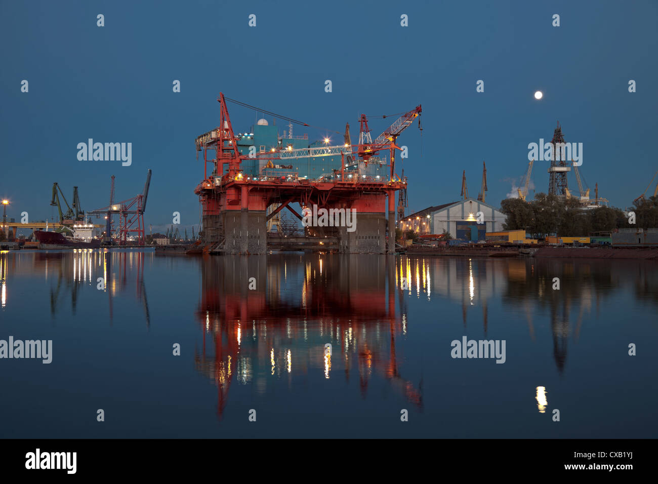 Réparation de la plate-forme pétrolière dans le chantier naval. Banque D'Images