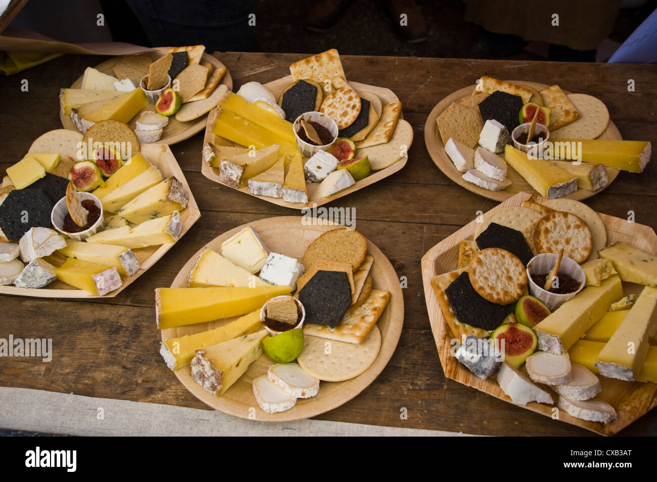 Sélection de fromages sur cheeseboards à Neal's Yard Creamery décroche à Abergavenny Food Festival Banque D'Images