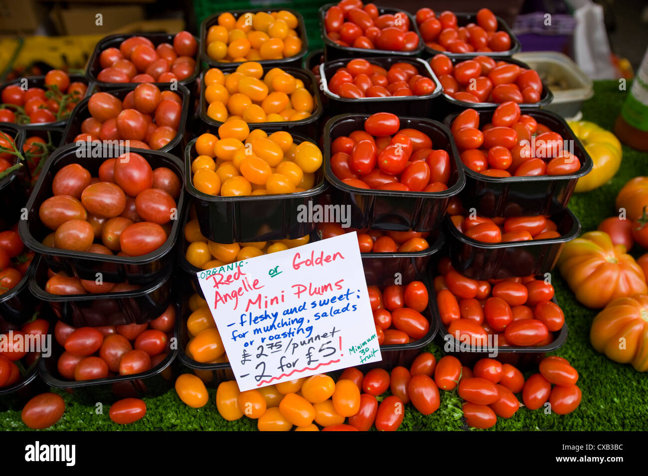 Variétés de tomates en vente sur stand à Abergavenny Food Festival Banque D'Images