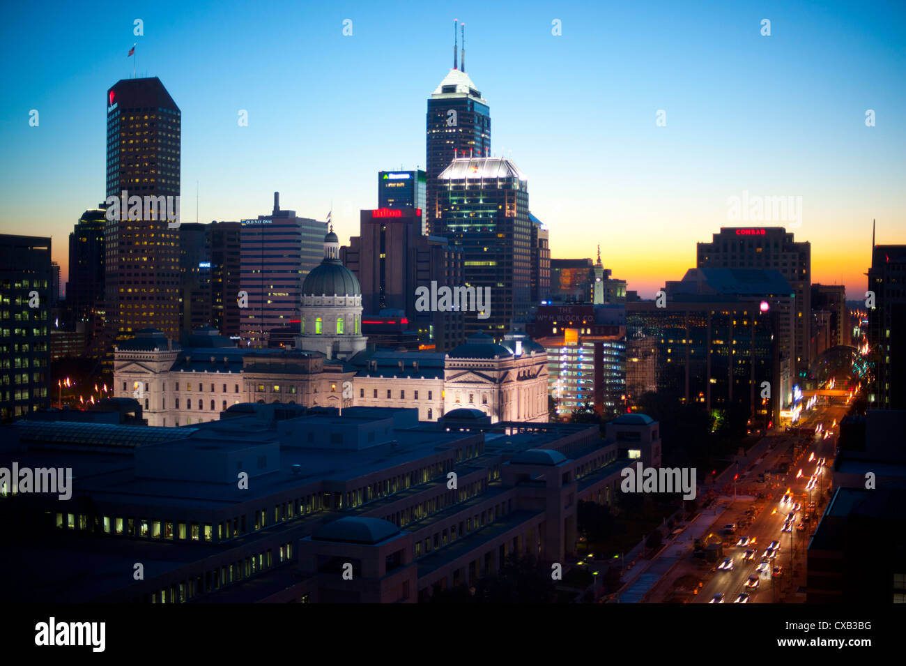 USA Indiana Indianapolis Skyline de la capitale de l'état nuit Midwest aube sunrise matin circulation feux Banque D'Images