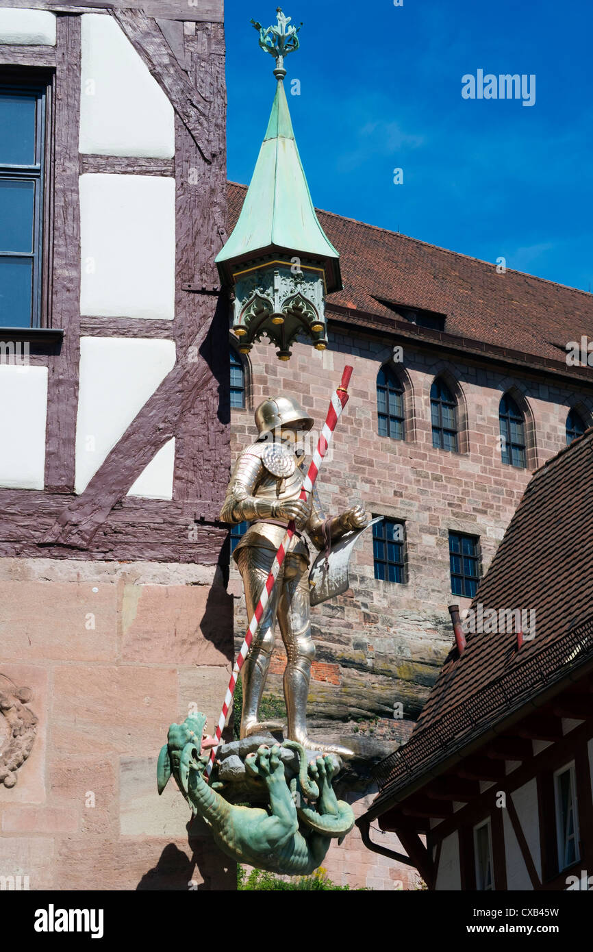 Statue de St George maison de Pilate à Nuremberg en Bavière, Allemagne Banque D'Images