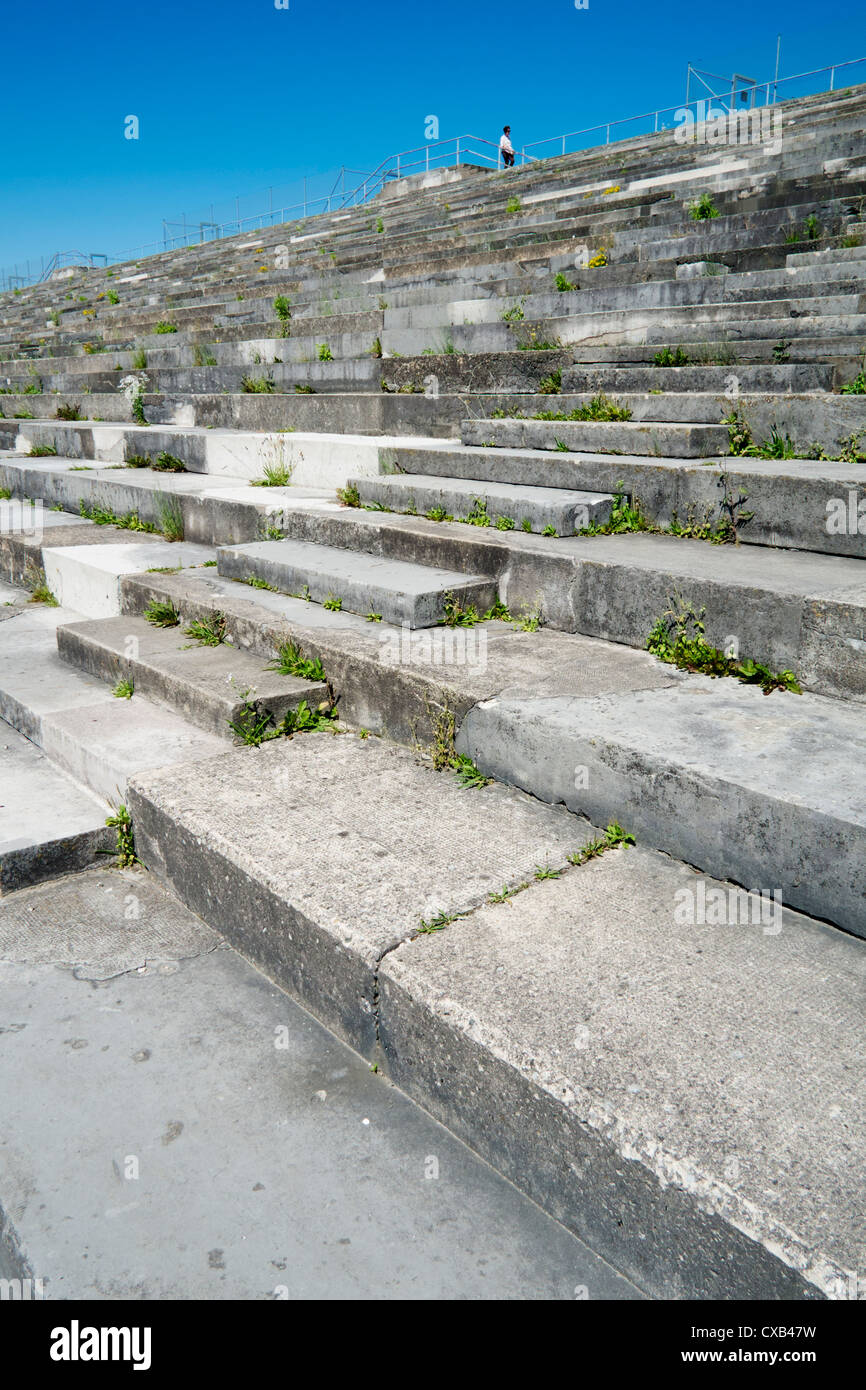 L'ancien parti nazi de tribune au rallye gounds Zeppelinfeld à Nuremberg en Bavière, Allemagne Banque D'Images
