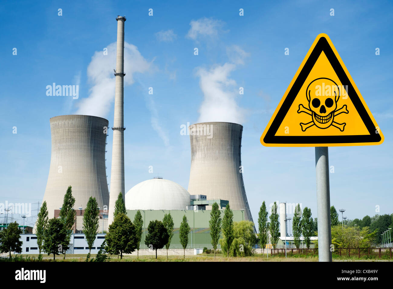 Le signe de danger avec crâne à Grafenrheinfeld centrale nucléaire en Allemagne Banque D'Images