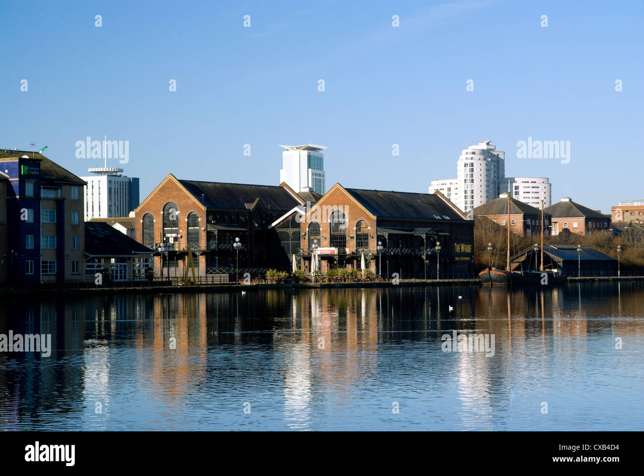 Quai de l'Atlantique avec le Wharf Inn et moderne tour de blocs dans la distance, la baie de Cardiff, Cardiff, Pays de Galles, Royaume-Uni. Banque D'Images