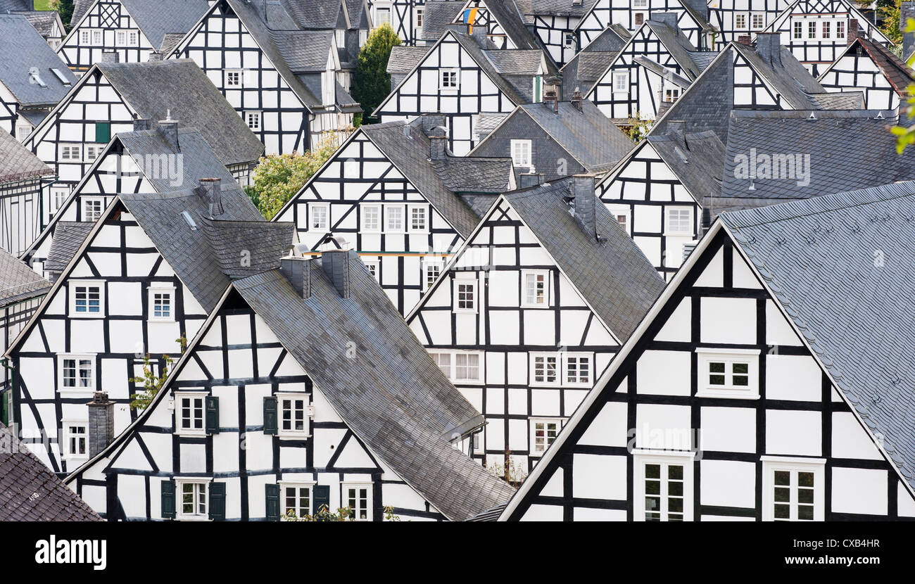 De nombreuses maisons anciennes à colombages dans village de Siegerland Allemagne Freudenberg Banque D'Images