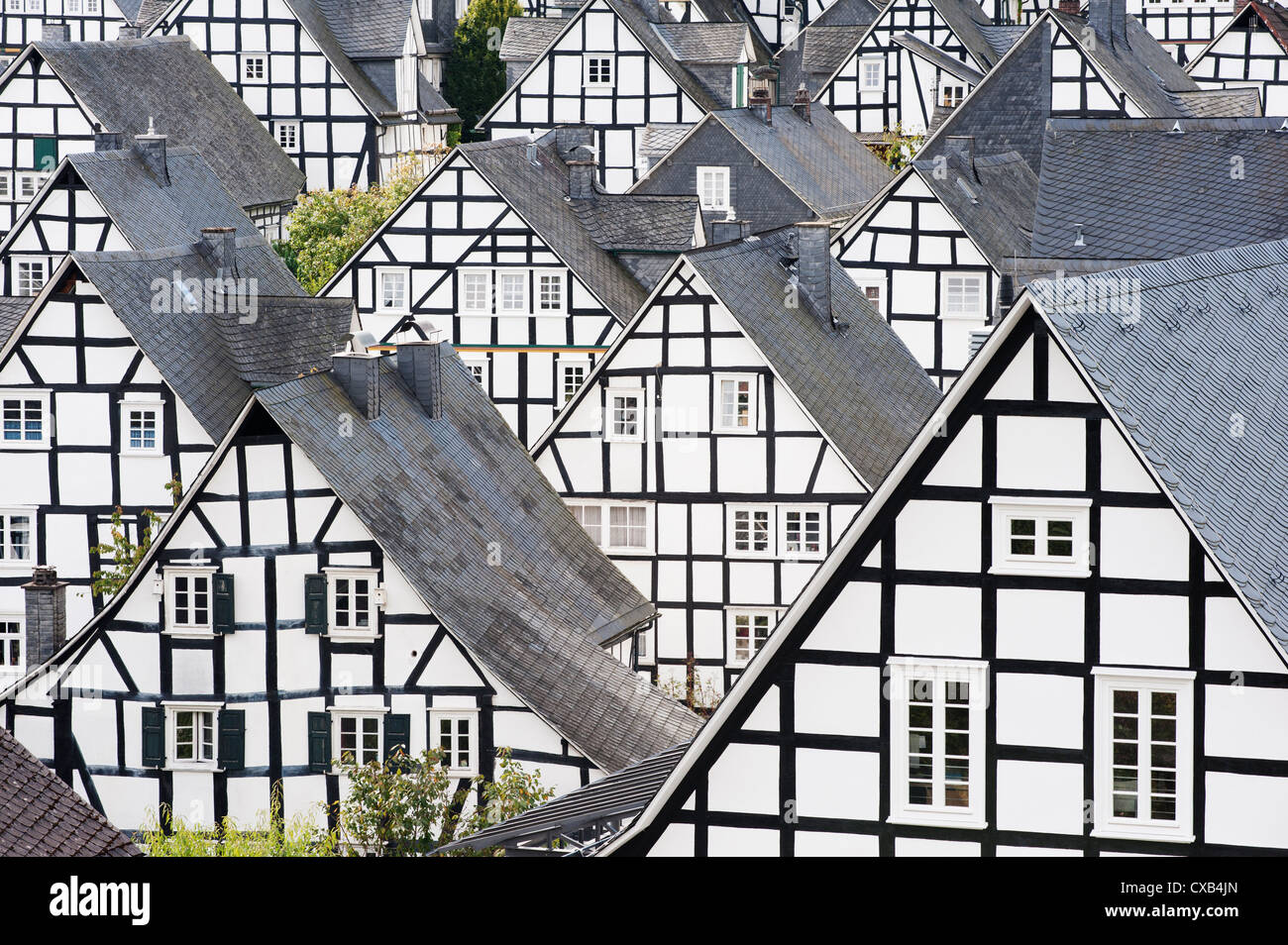 De nombreuses maisons anciennes à colombages dans village de Siegerland Allemagne Freudenberg Banque D'Images