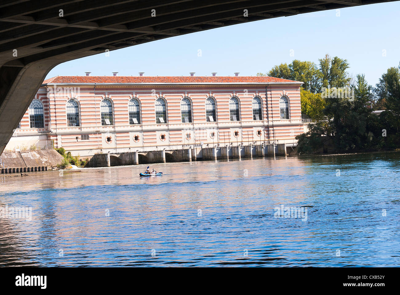 Centrale hydroélectrique sur la rive de la Garonne à TOULOUSE Haute-Garonne Midi-Pyrénées France Banque D'Images