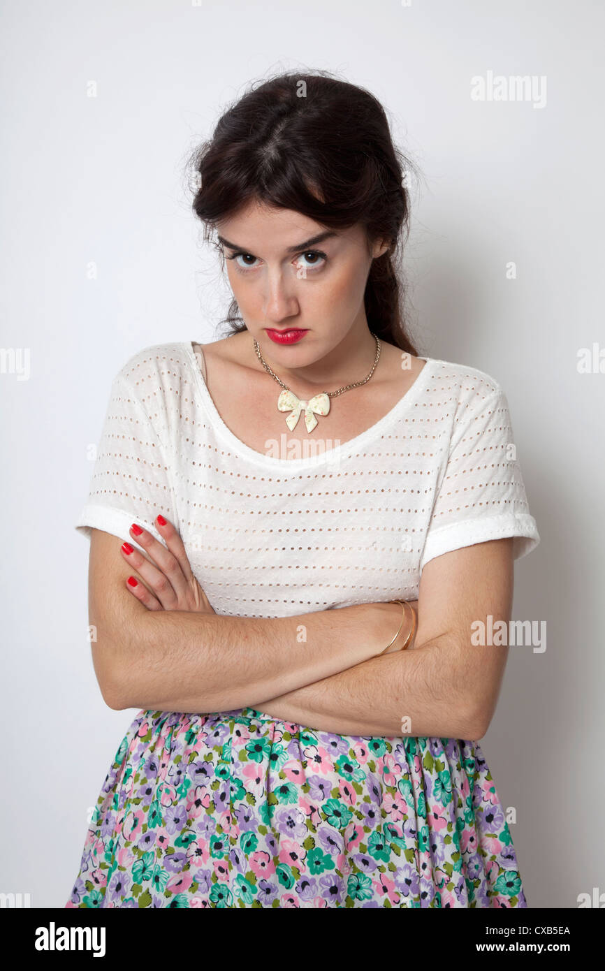 Agacé Angry Woman en jupe Floral Studio Shot Banque D'Images