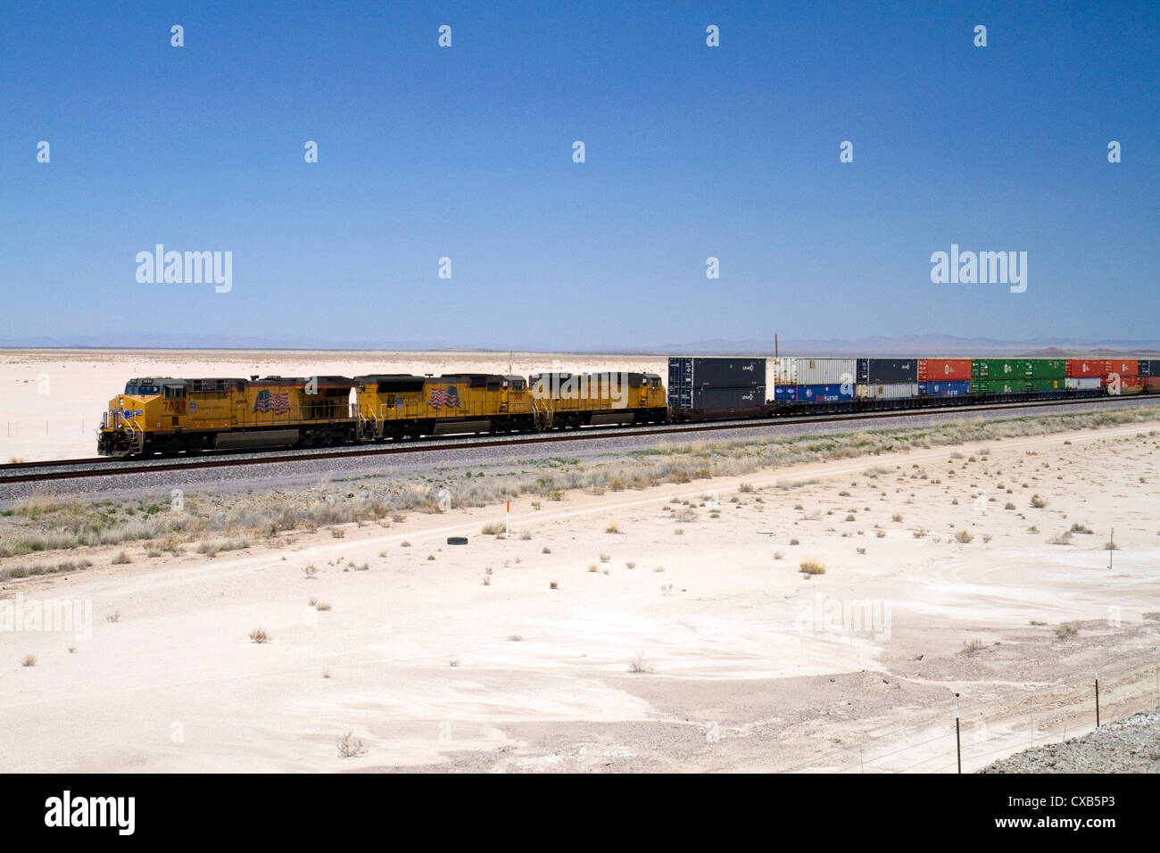 Union Pacific Railroad locomotive circulant le long de l'Interstate 10 à travers le sud-ouest du Nouveau Mexique, USA. Banque D'Images