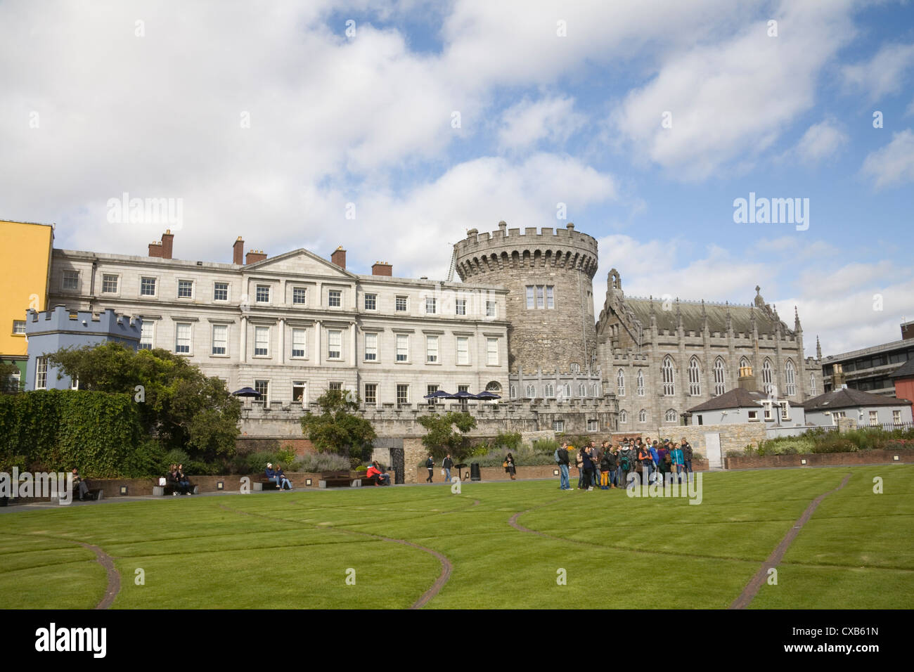 La ville de Dublin Eire visiteurs en groupe Dubhlinn jardins surplombant château sur city walking tour disposés sur ancien site de Black Pool Banque D'Images