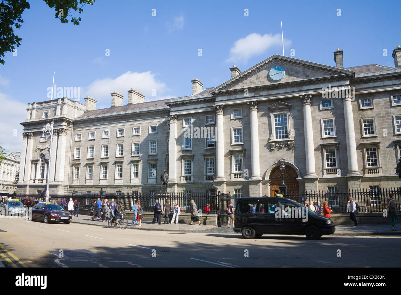 La ville de Dublin Irlande Trinity College à l'entrée de l'UE plus ancienne université d'Irlande fondée par Elizabeth 1 en 1592 occupé avec les visiteurs Banque D'Images