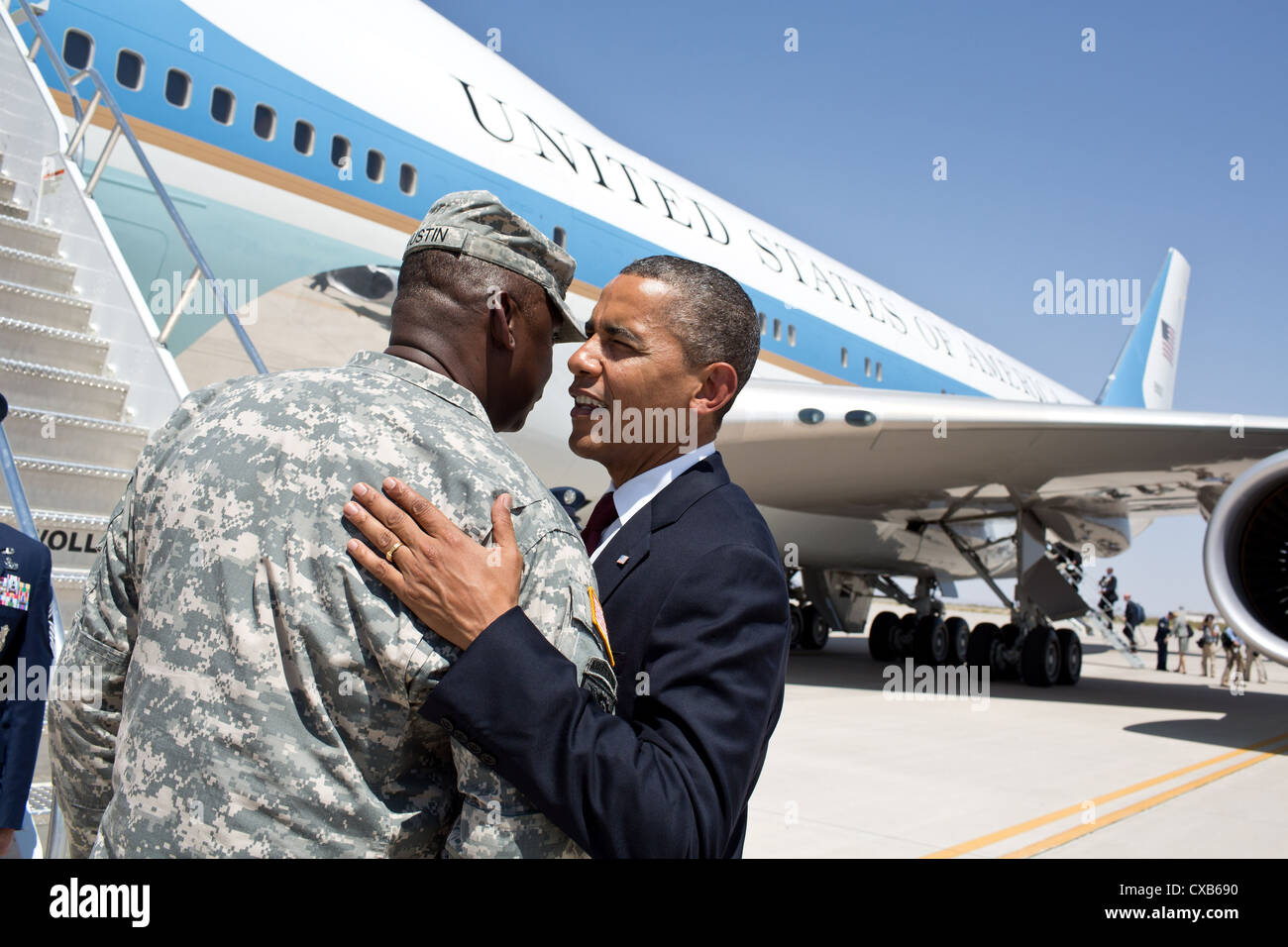 Le président Barack Obama dit adieu au Général Lloyd Austin III le 31 août 2012 à Fort Bliss, à El Paso, au Texas. Le Président s'est rendu à Fort Bliss pour marquer le deuxième anniversaire de la fin de l'America's mission de combat en Irak. Banque D'Images