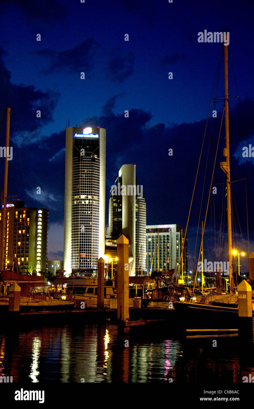 One Shoreline Plaza de nuit sur le front de mer de Corpus Christi, Texas, États-Unis. Banque D'Images