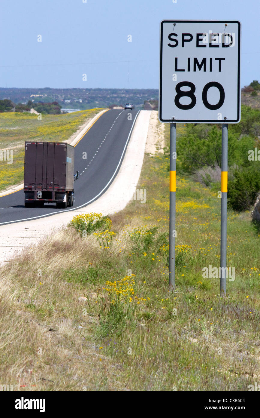 La limite de vitesse de 80 mi/h panneau routier le long de l'Interstate 10 dans l'ouest du Texas, USA. Banque D'Images
