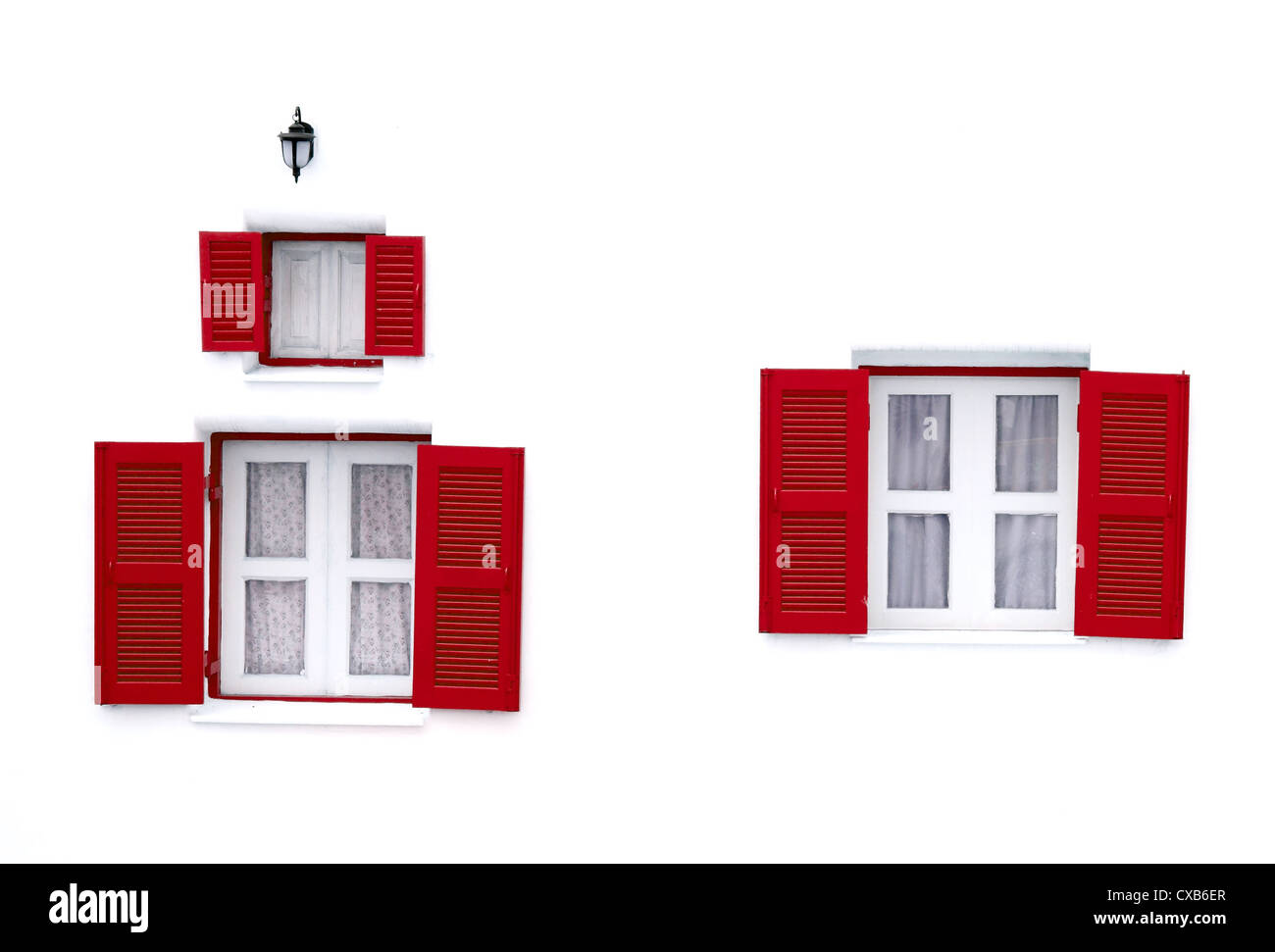 Fenêtres de style grec rouge et lampe sur mur blanc Banque D'Images