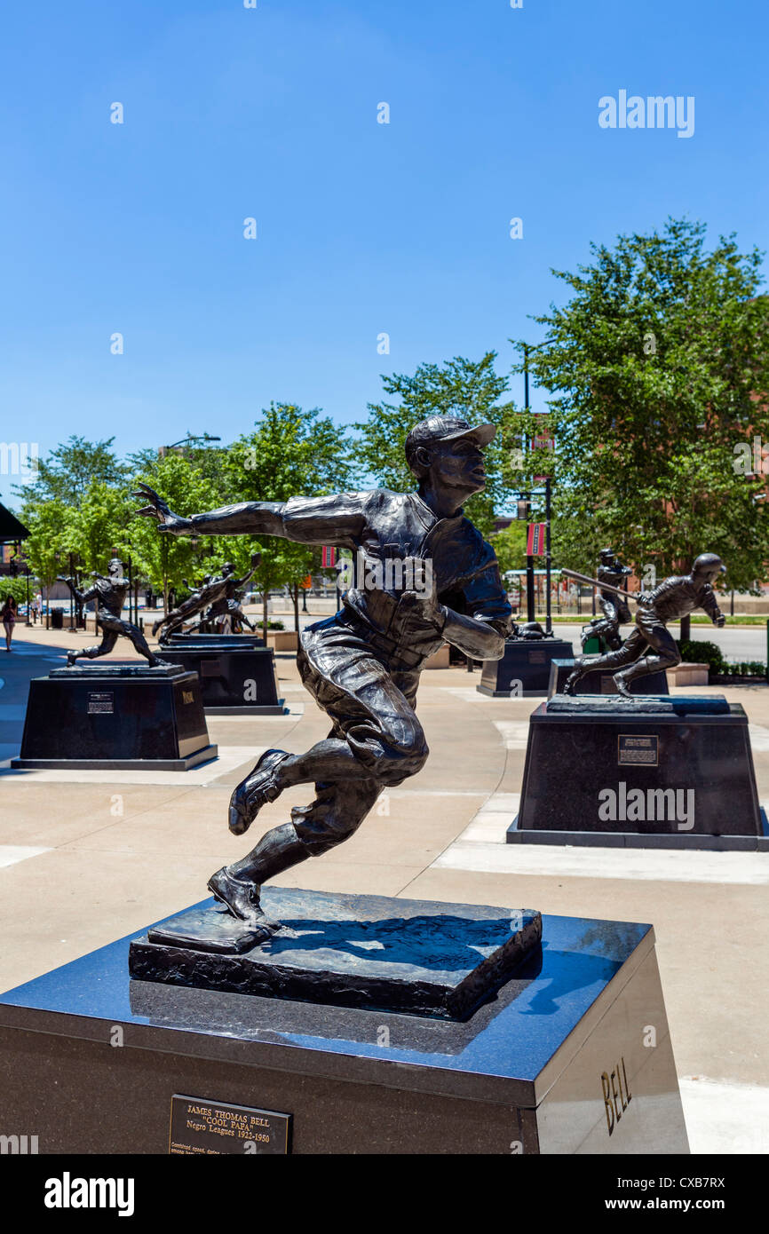 Des statues de Cardinaux famouse joueurs sacs à l'extérieur du stade Busch, St Louis, Missouri, USA Banque D'Images