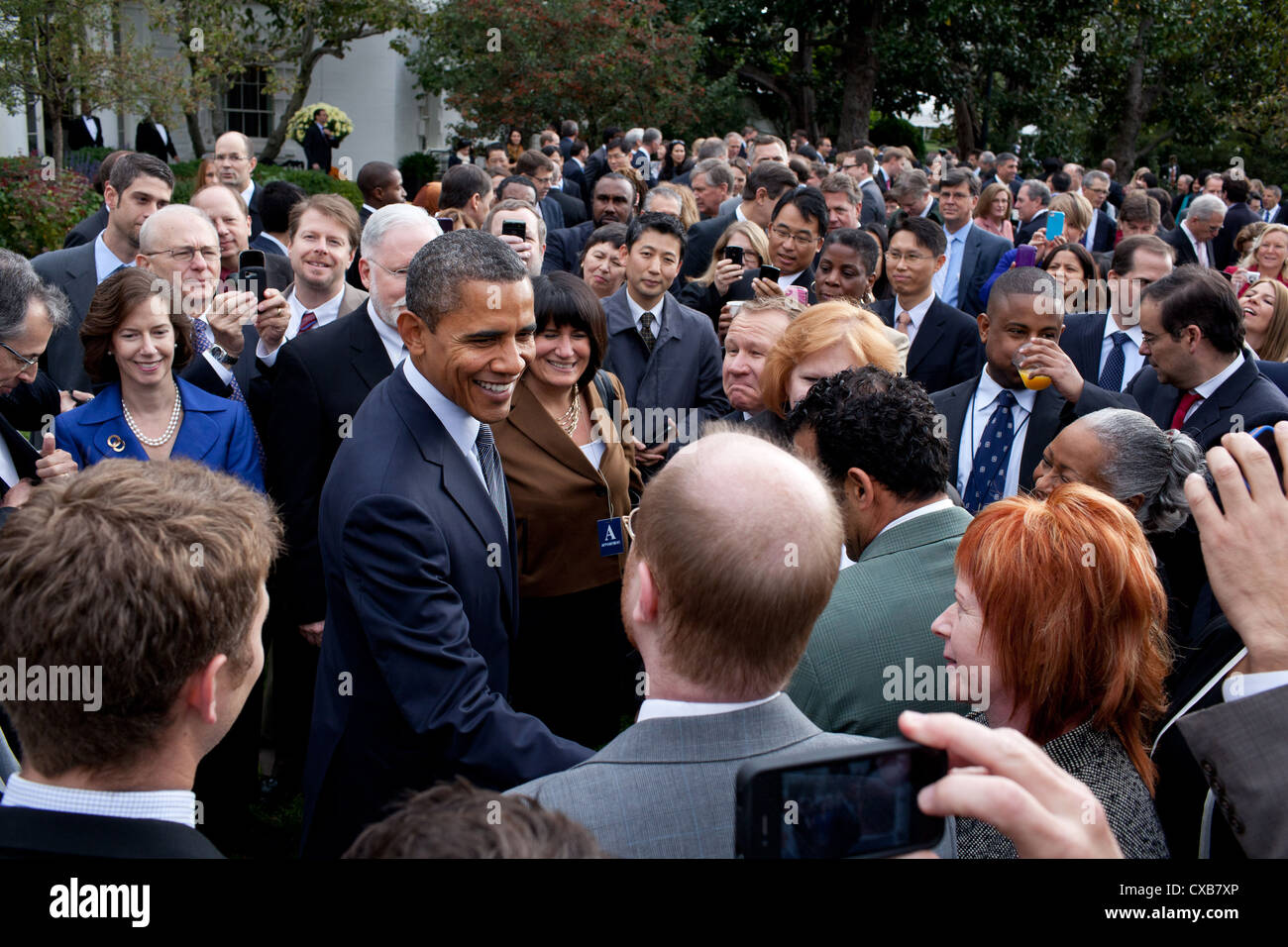 Le président américain Barack Obama descend par une réception en l'honneur de la signature de l'échange de l'aide à l'adaptation de la Loi sur l'extension et la Corée, le Panama et la Colombie des accords de libre-échange le 21 octobre 2011 dans la roseraie de la Maison Blanche. Banque D'Images