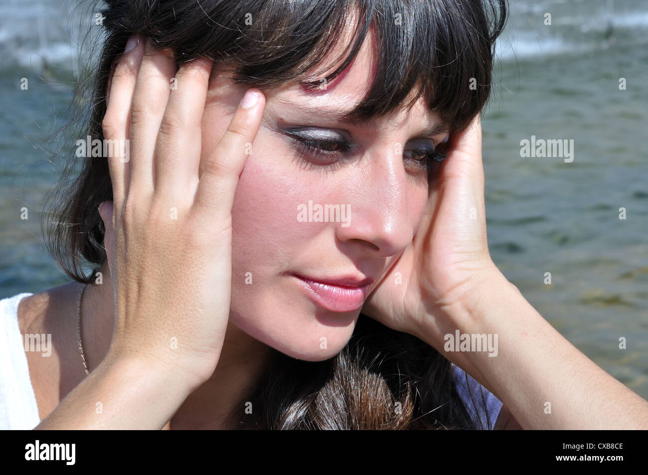 Coup de chaleur - jeune femme près de la fontaine de refroidissement à chaud Banque D'Images