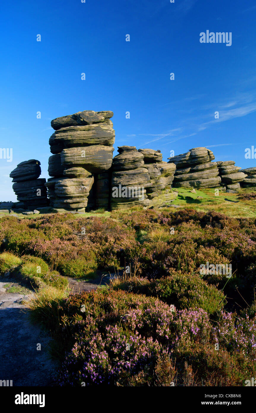 UK,Derbyshire, Peak District,la roue,pierres surplombant Ladybower Reservoir Banque D'Images