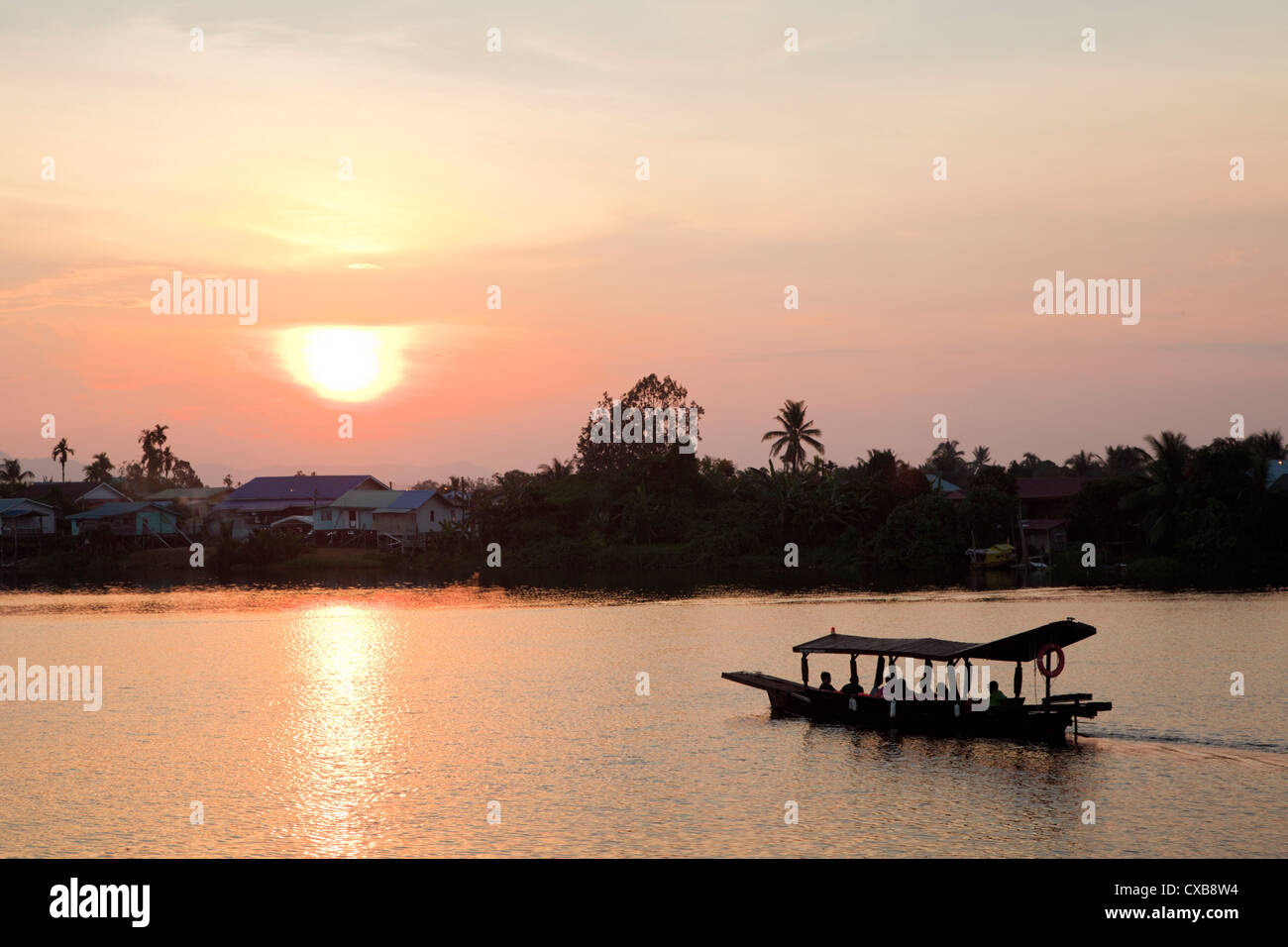 Coucher de soleil sur la rivière de Kuching, Bornéo Banque D'Images