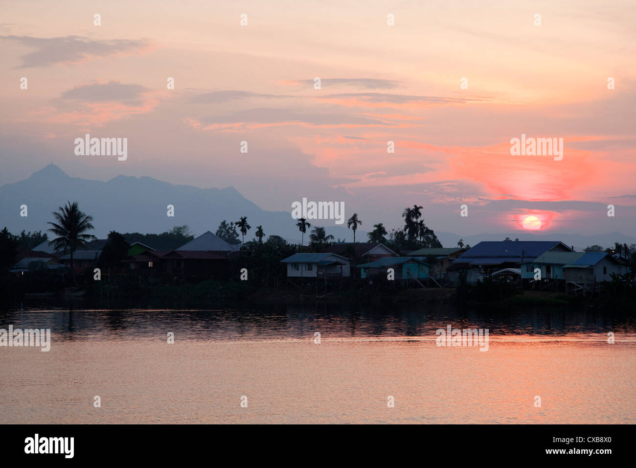 Coucher de soleil sur la rivière de Kuching, Bornéo Banque D'Images