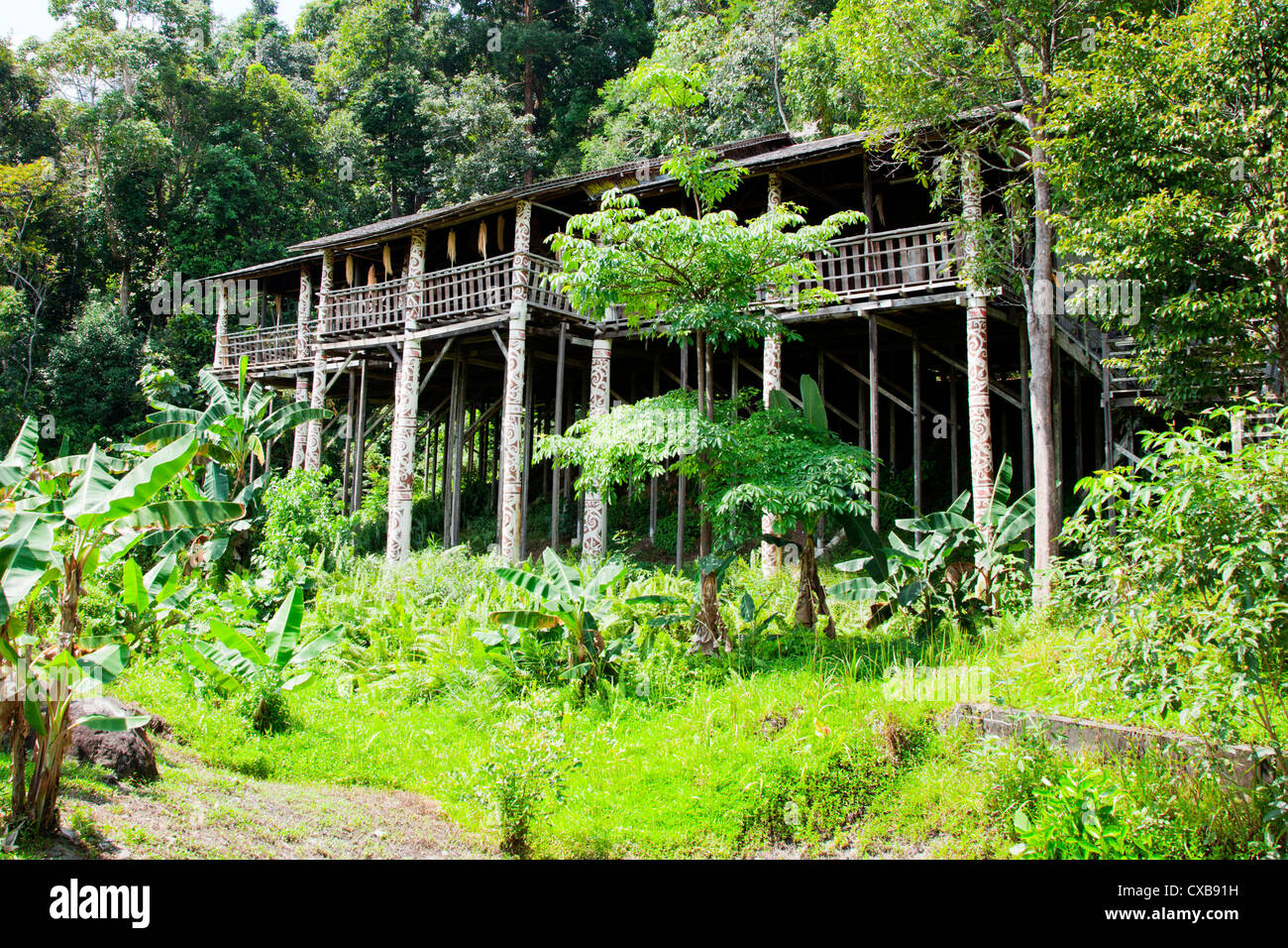 Longue maison à Sarawak Cultural Village près de Kuching, Borneo Banque D'Images