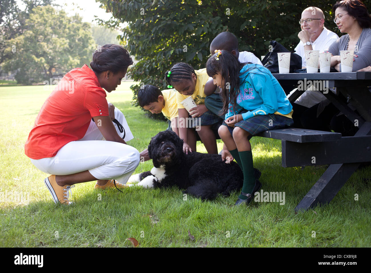 La Première Dame Michelle Obama et les enfants de l'école élémentaire Tubman à Washington, DC, le Bo pet chien de famille Obama le 14 septembre 2011 sur la pelouse Sud de la Maison Blanche. Banque D'Images