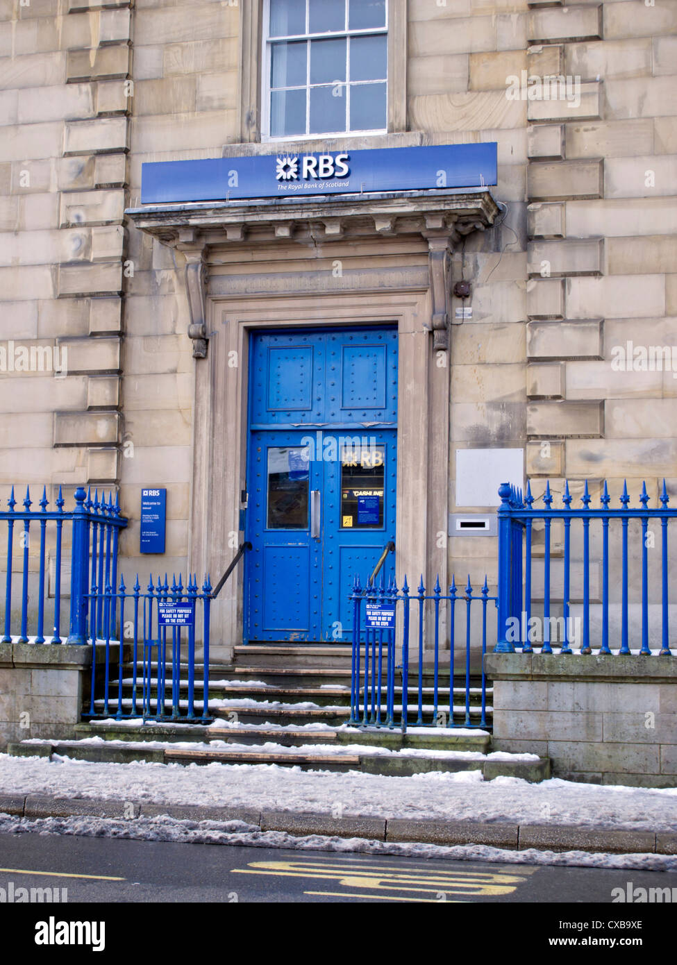Couleur bleu porte à banque RBS de Bakewell Derbyshire en Angleterre Banque D'Images