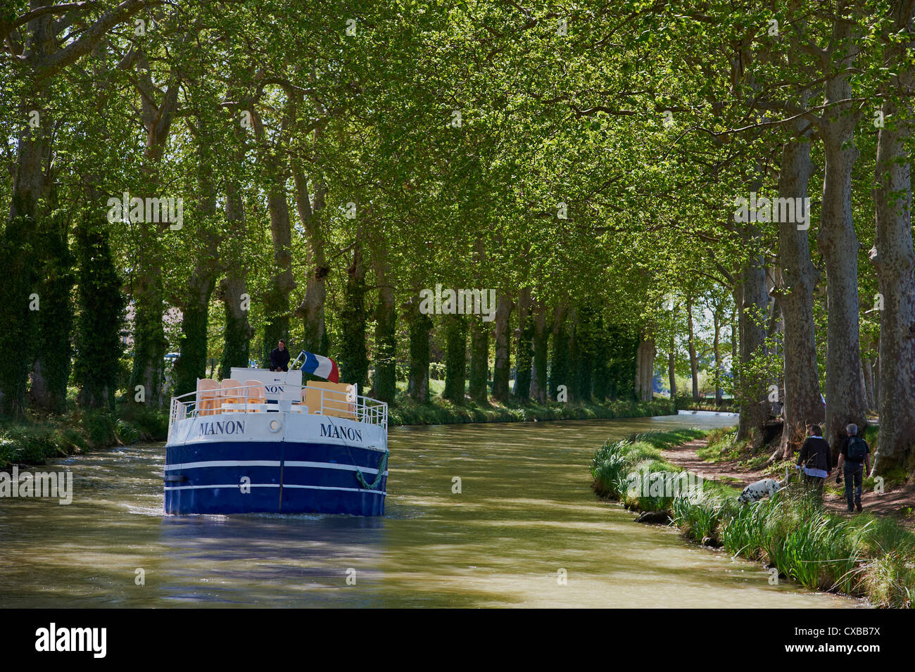 La navigation sur le Canal du Midi, classé au Patrimoine Mondial de l'UNESCO, entre Béziers et Carcassonne, Aude, Languedoc Roussillon, France Banque D'Images
