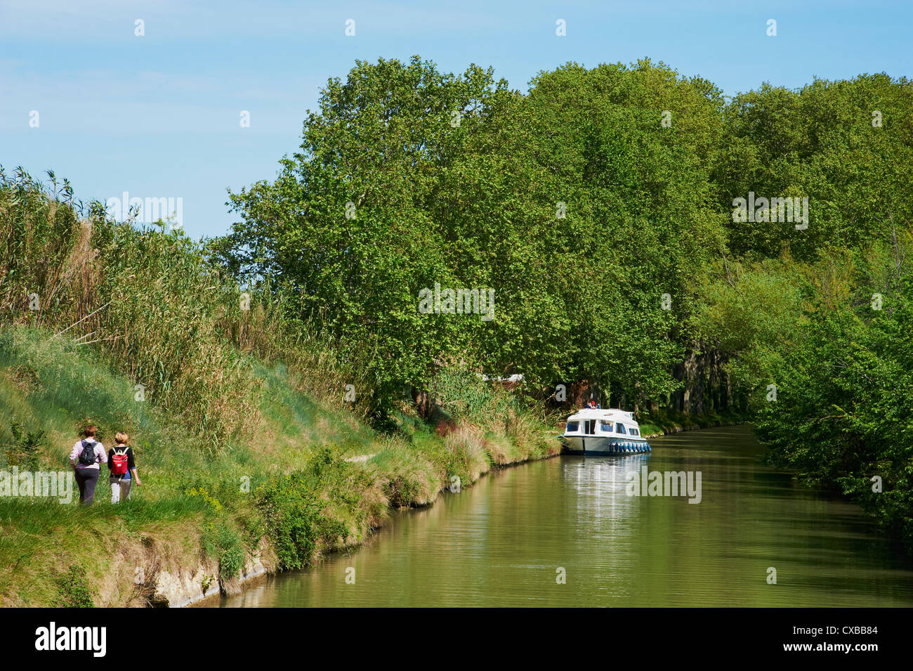 La navigation sur le Canal du Midi, classé au Patrimoine Mondial de l'UNESCO, entre Béziers et Carcassonne, Aude, Languedoc Roussillon, France Banque D'Images