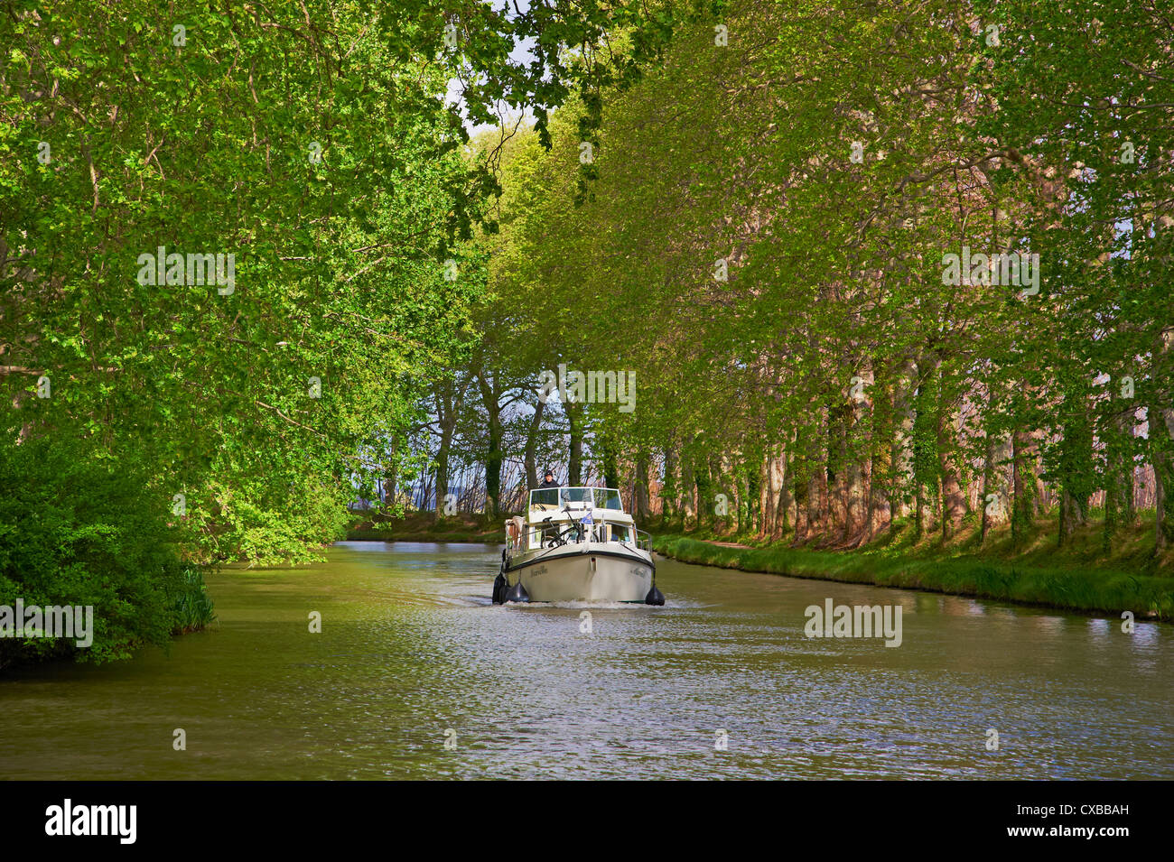 La navigation sur le Canal du Midi, classé au Patrimoine Mondial de l'UNESCO, entre Béziers et Carcassonne, Aude, Languedoc Roussillon, France Banque D'Images