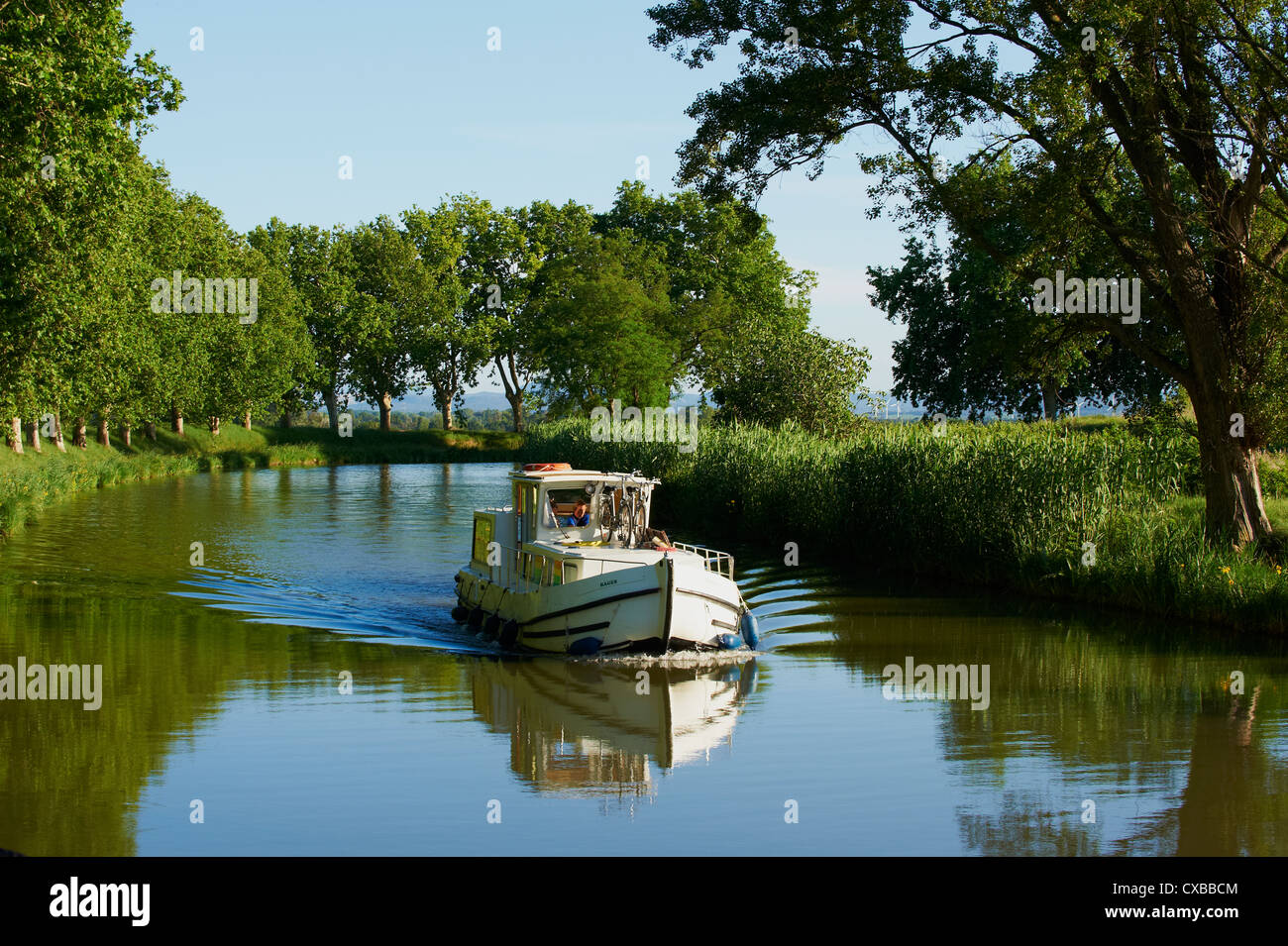 La navigation sur le Canal du Midi entre Carcassonne et Béziers, UNESCO World Heritage Site, Aude, Languedoc Roussillon, France Banque D'Images