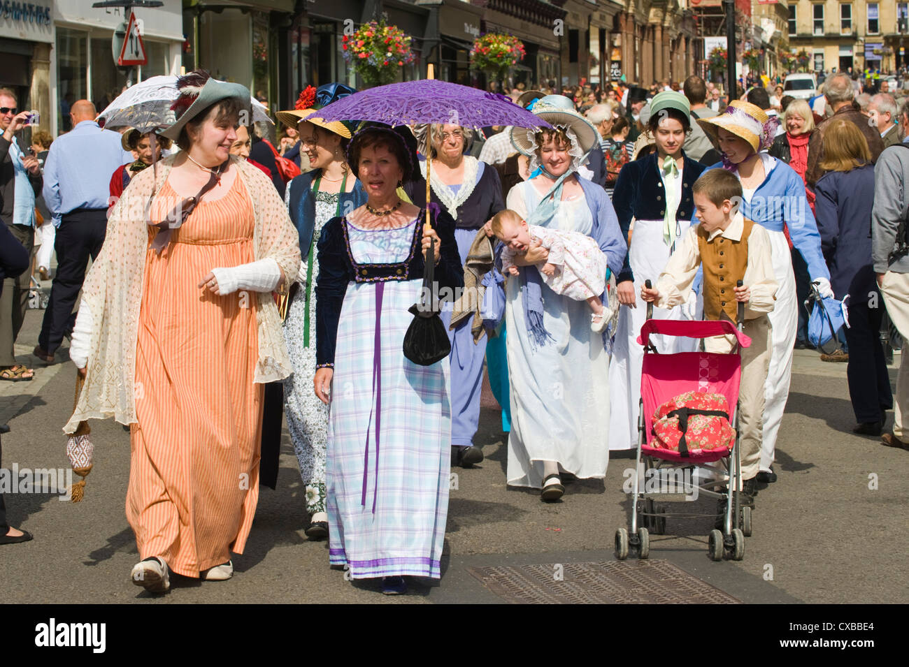 Fans en costume Régence promenade à travers le centre-ville de Bath pendant le Festival 2012 Jane Austen Banque D'Images