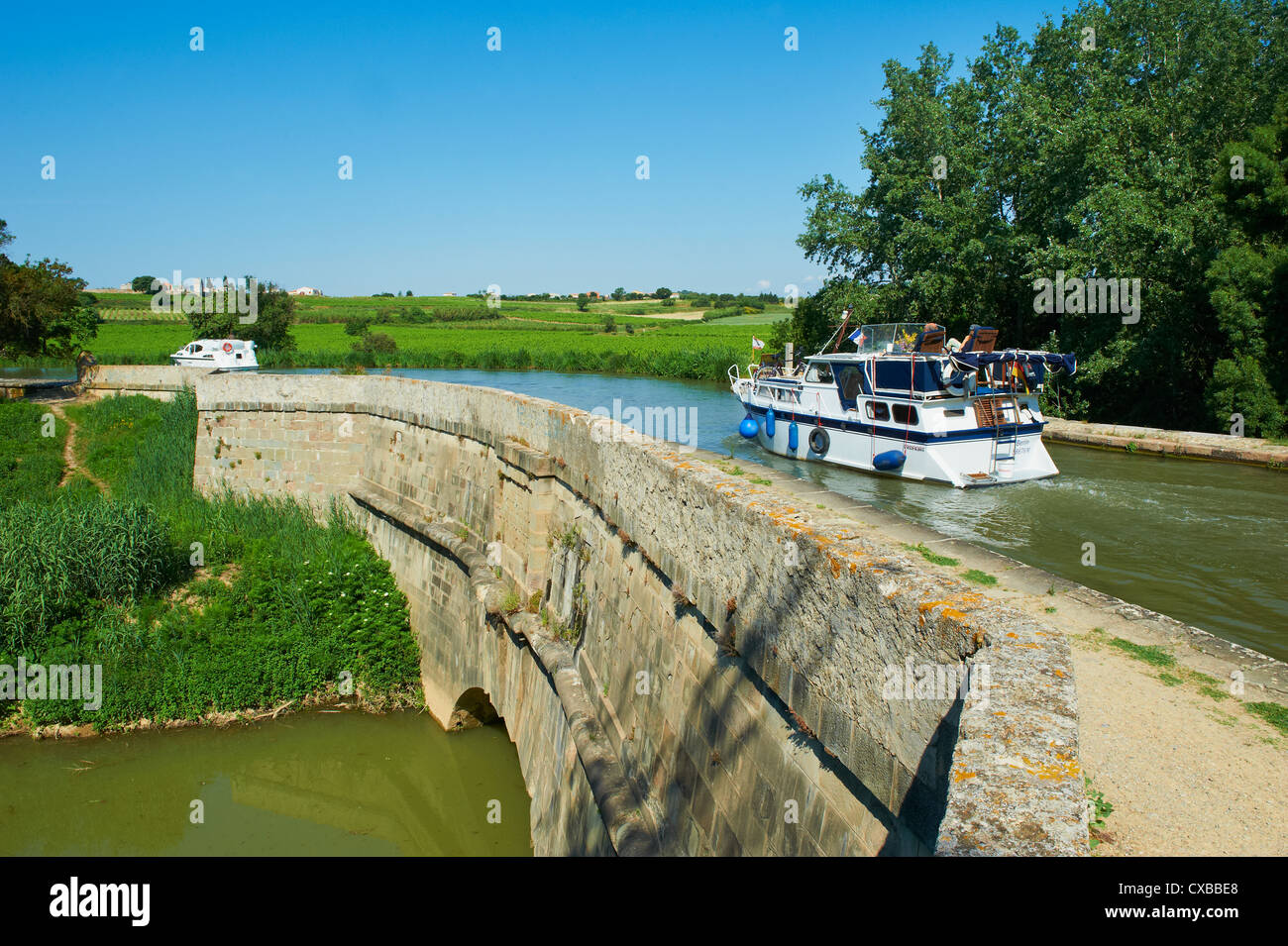 La navigation sur le Canal du Midi, le premier aqueduc construit sur le Canal du Midi, Paraza, Aude, Languedoc Roussillon Banque D'Images