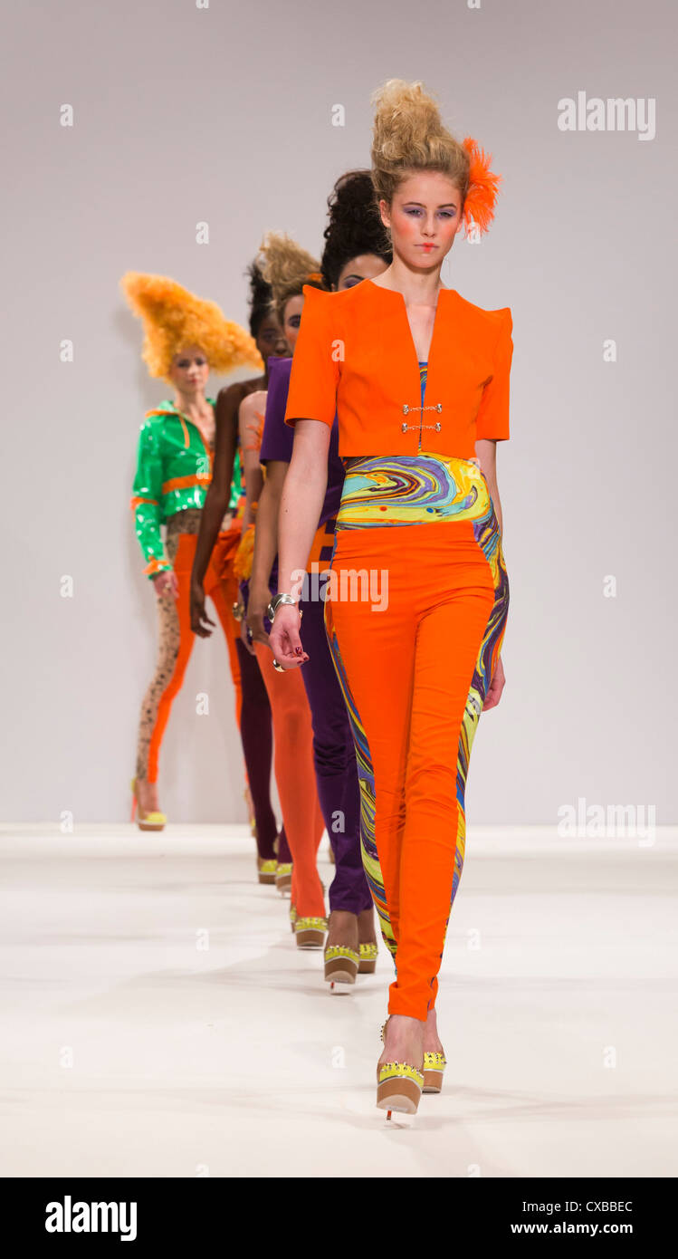 Designer défilé de Carlotta de Actis Barone a Vauxhall Fashion Scout lors de la London Fashion Week. Banque D'Images