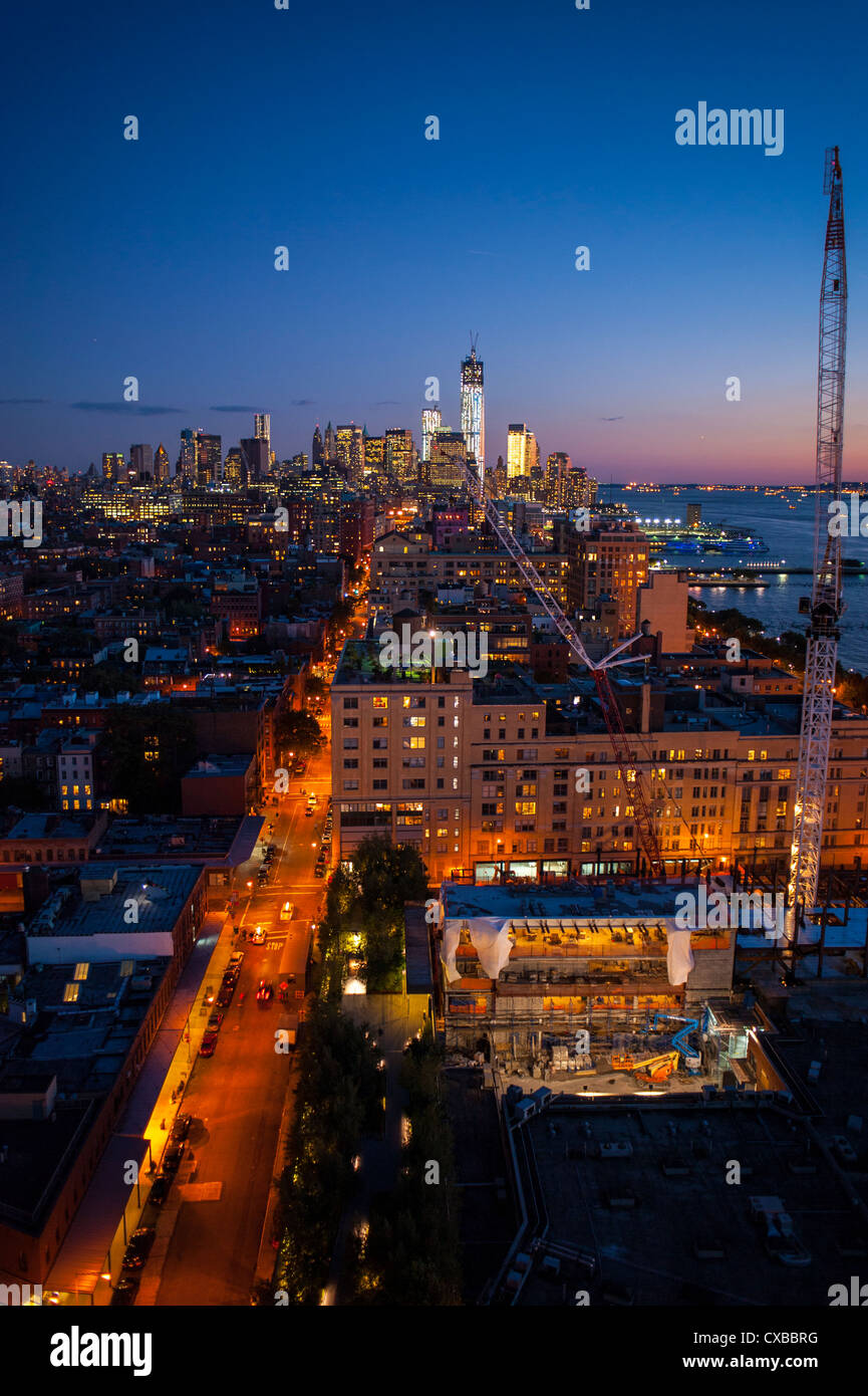 New York, NY, USA, mode nuit ensemble et bords de l'horizon de la Ville / Les villes américaines à partir de la partie supérieure de l'hôtel standard, sur le toit du Meatpacking district, Manhattan Banque D'Images