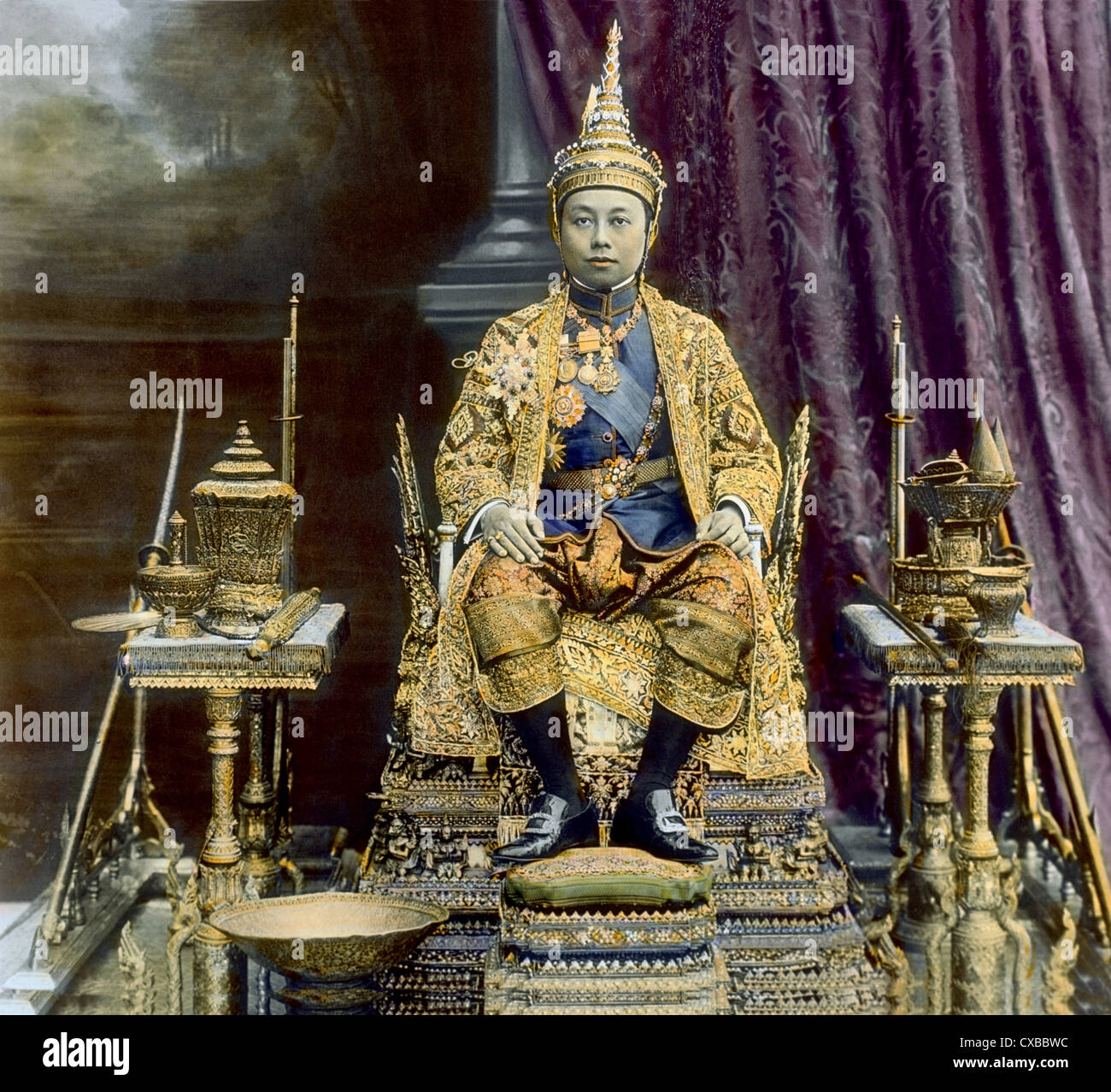 Portrait coloré du roi siamois Vajiravudh (1881 - 1925) également connu sous le nom de Rama VI, roi de Siam, assis sur un trône, Bangkok, Siam, vers 1925. (Photo de Burton Holmes) Banque D'Images
