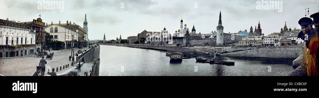 Colorisée, vue panoramique sur la rivière Moskva et le Kremlin, Moscou, Russie, 1901. (Photo de Burton Holmes) Banque D'Images