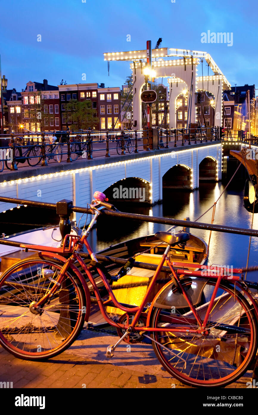 Magere Brug (pont Maigre) au crépuscule, Amsterdam, Pays-Bas, Europe Banque D'Images