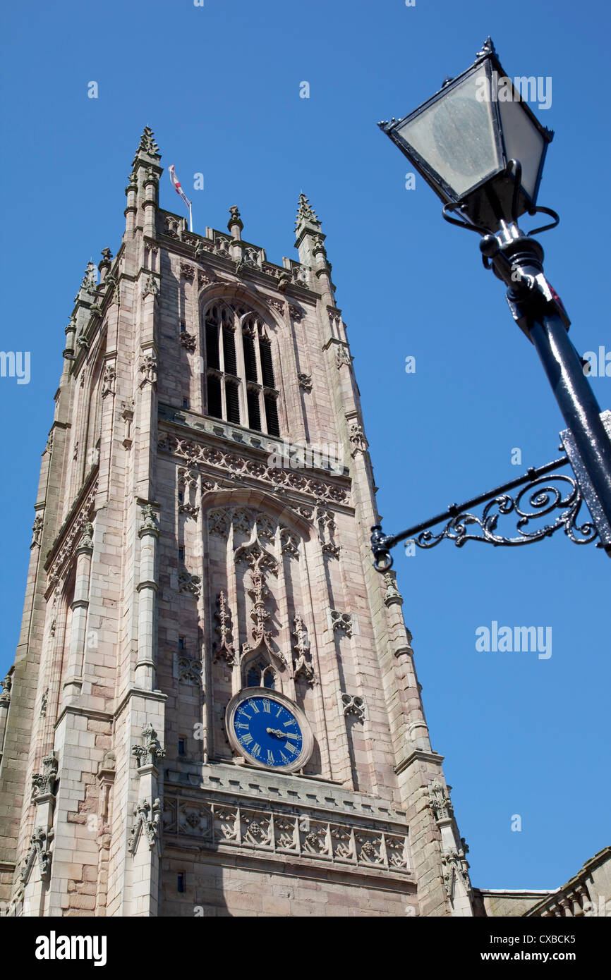 La cathédrale de Derby et lampadaire, Derby, Derbyshire, Angleterre, Royaume-Uni, Europe Banque D'Images