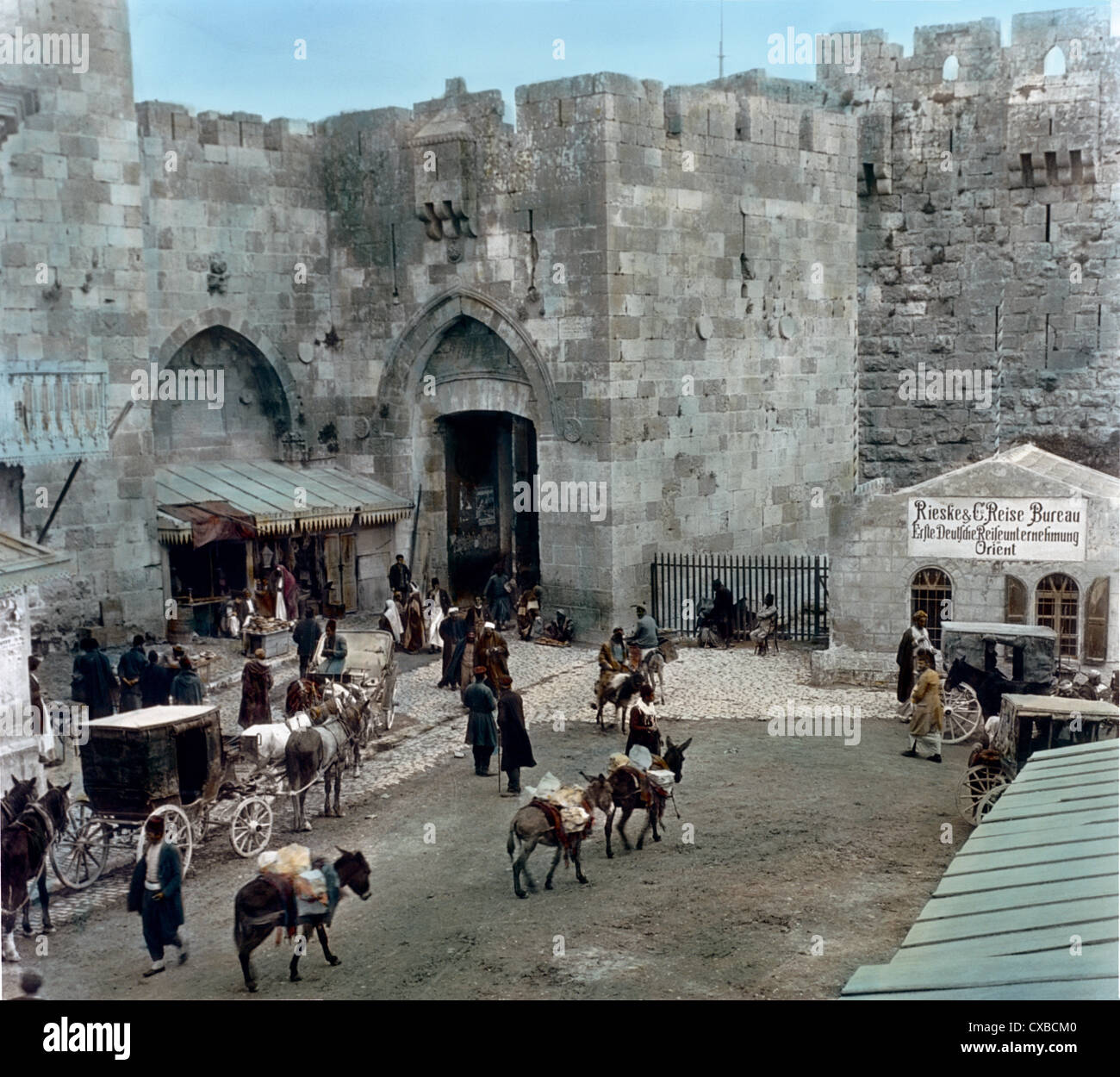 Vue colorée d'une scène de rue à côté de la porte de Jaffa, Jérusalem, Palestine, 1920. (Photo de Burton Holmes) Banque D'Images